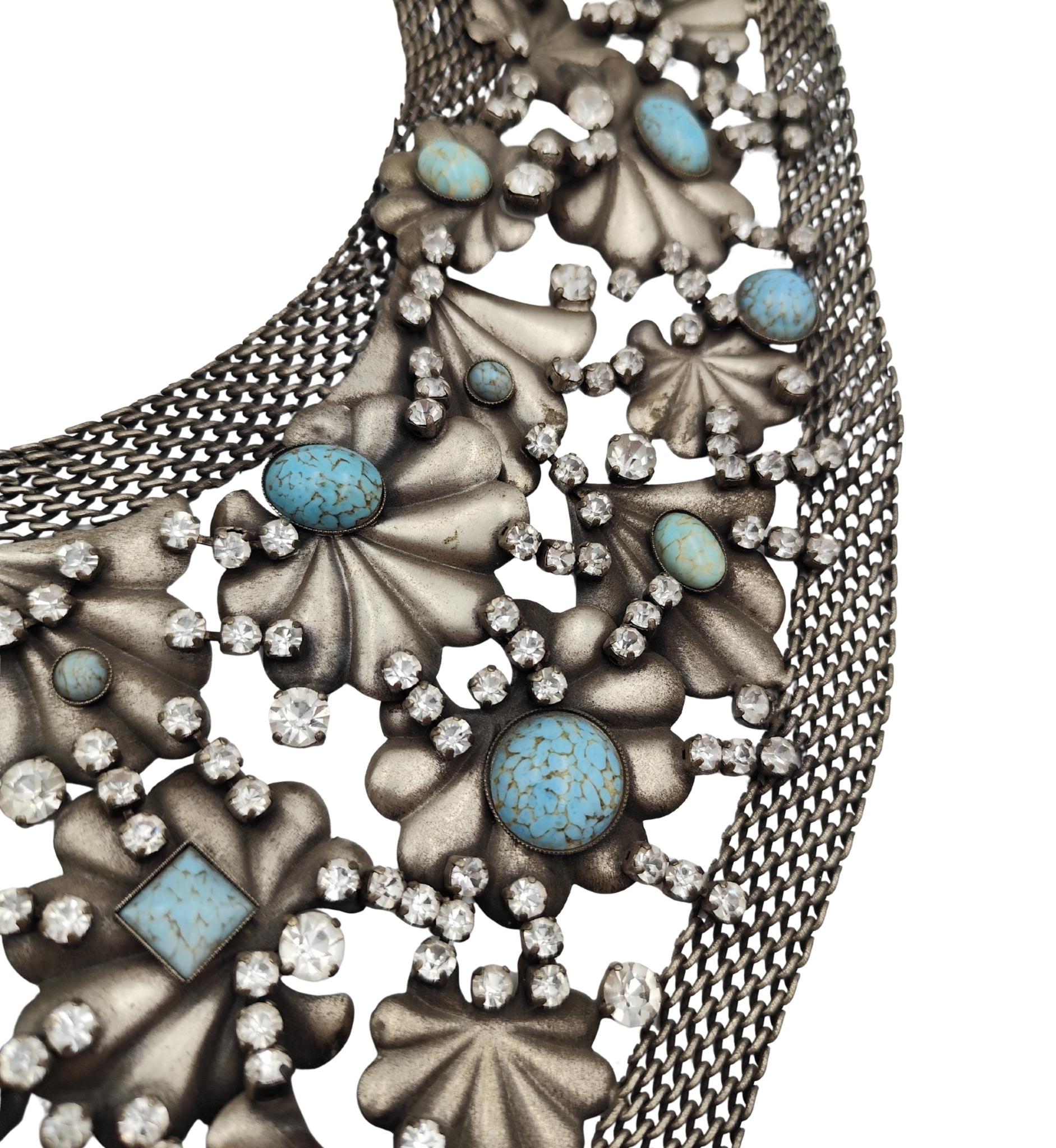Collar de pecho con diseño de flores azules de metal plateado macizo De Liguoro en venta 3