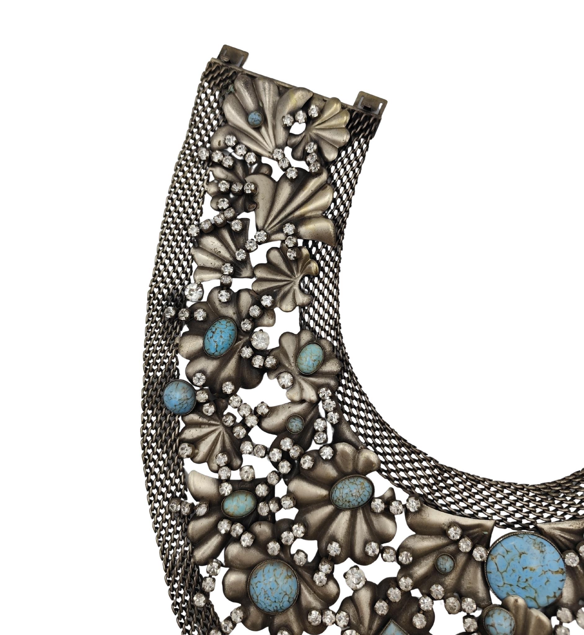 Collar de pecho con diseño de flores azules de metal plateado macizo De Liguoro en venta 4