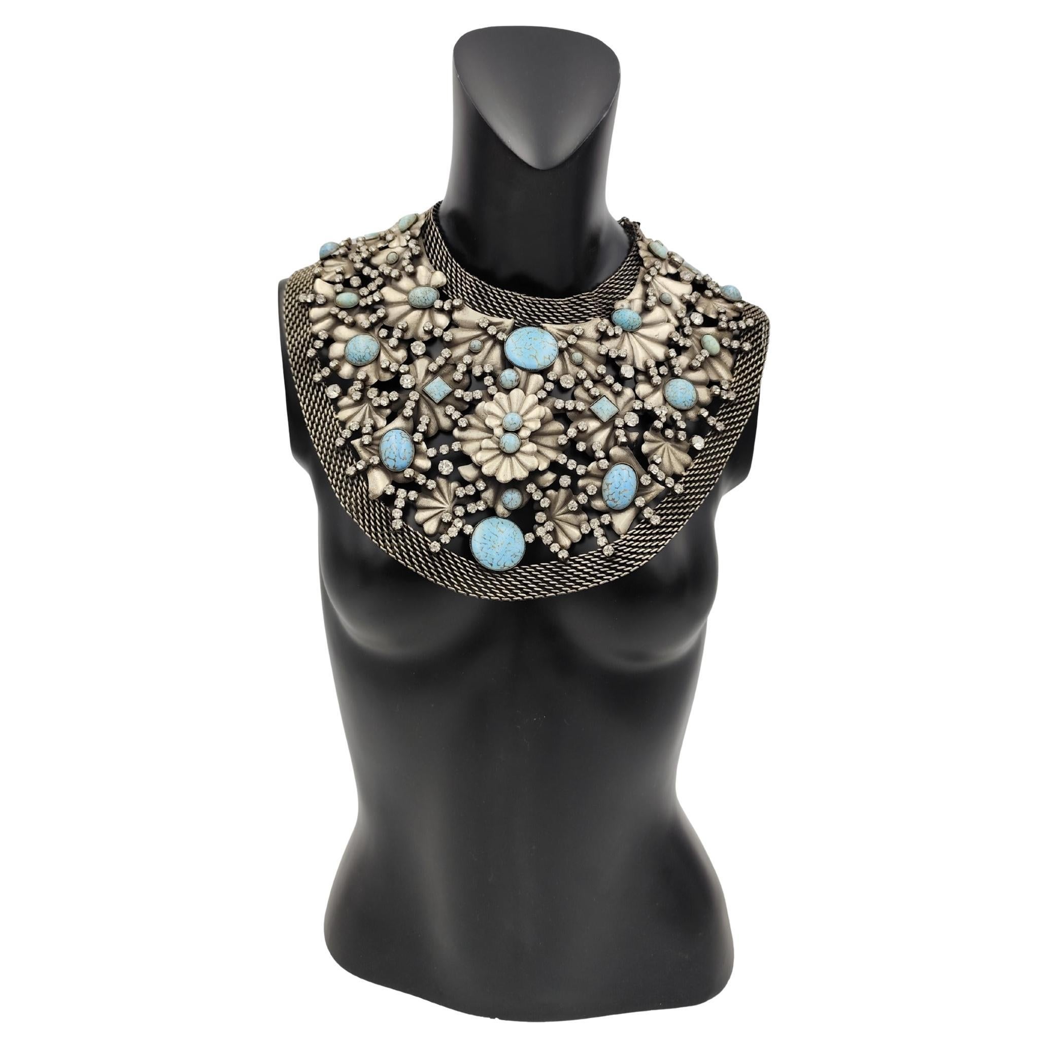 Collar de pecho con diseño de flores azules de metal plateado macizo De Liguoro en venta