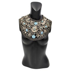 Collier de poitrine en métal argenté massif De Liguoro, fleurs bleues design
