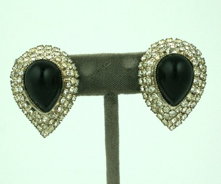 Attraenti orecchini in vetro nero cabochon a forma di pera con un contorno di strass argentati. Di William De Lillo, anni '60, USA.  Condizioni eccellenti. Raccordi a clip. 1.25