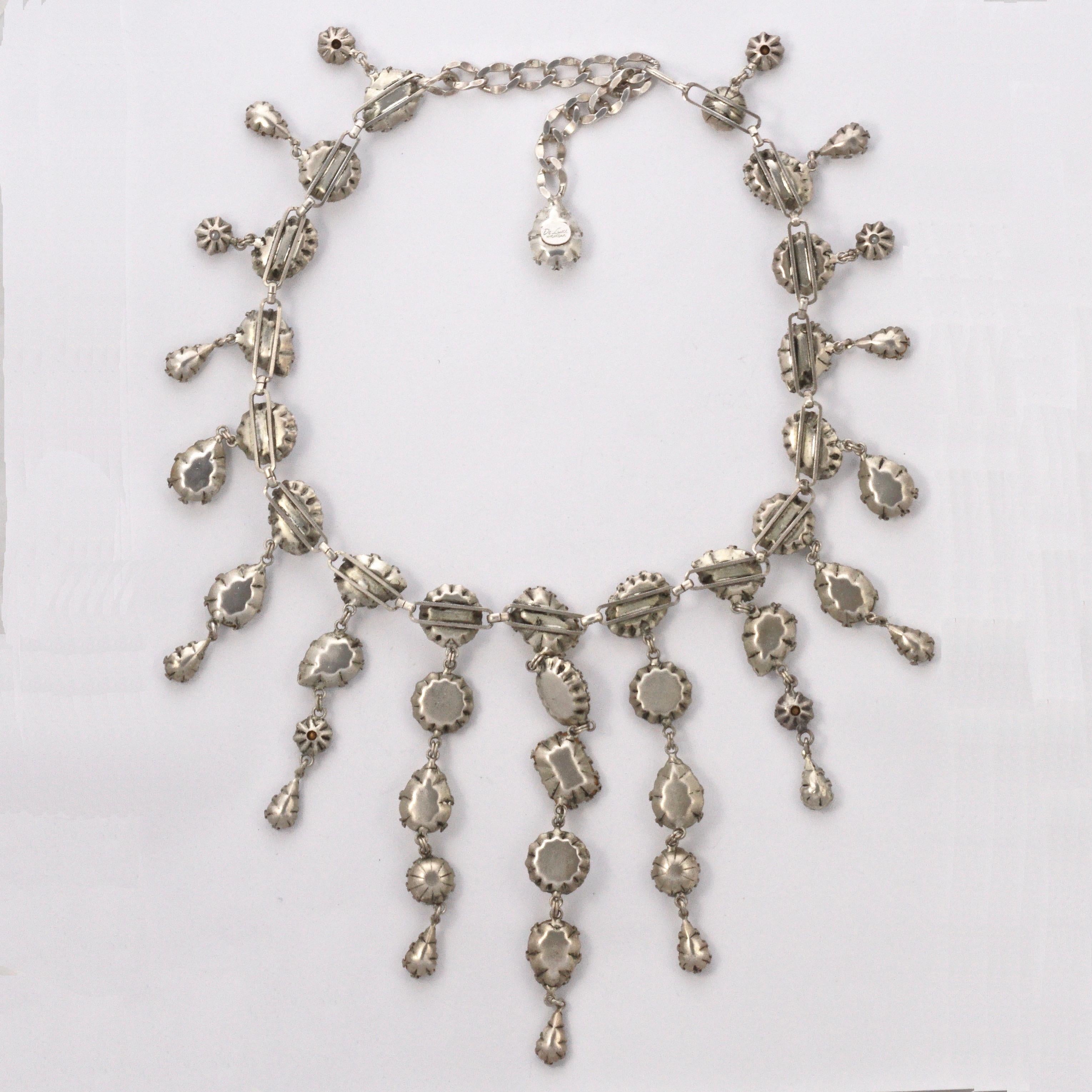 De Luxe NYC/A'dam Silberfarbene, weiße, durchsichtige Opalglas-Tropfen-Halskette im Angebot 5