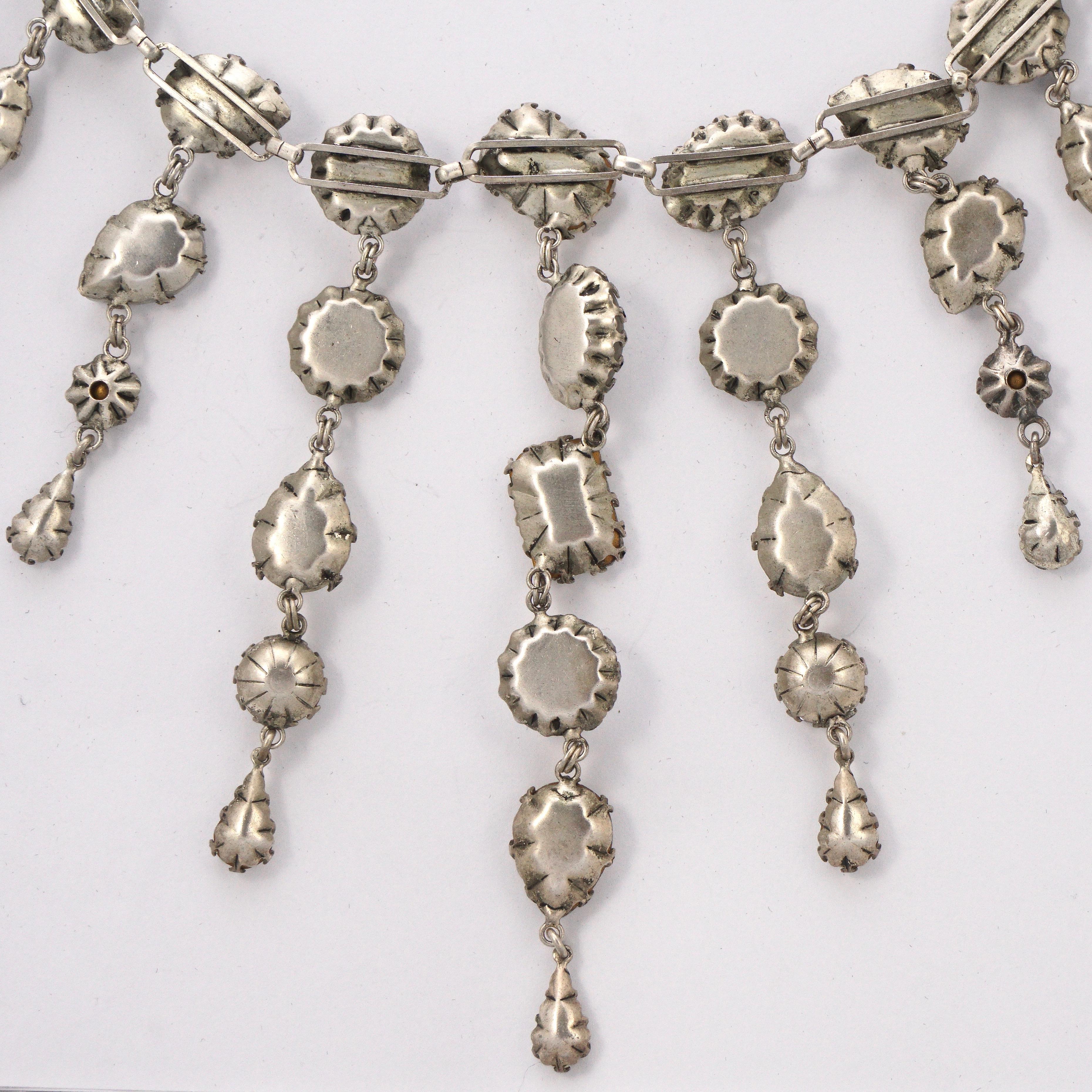 De Luxe NYC/A'dam Silberfarbene, weiße, durchsichtige Opalglas-Tropfen-Halskette im Angebot 7