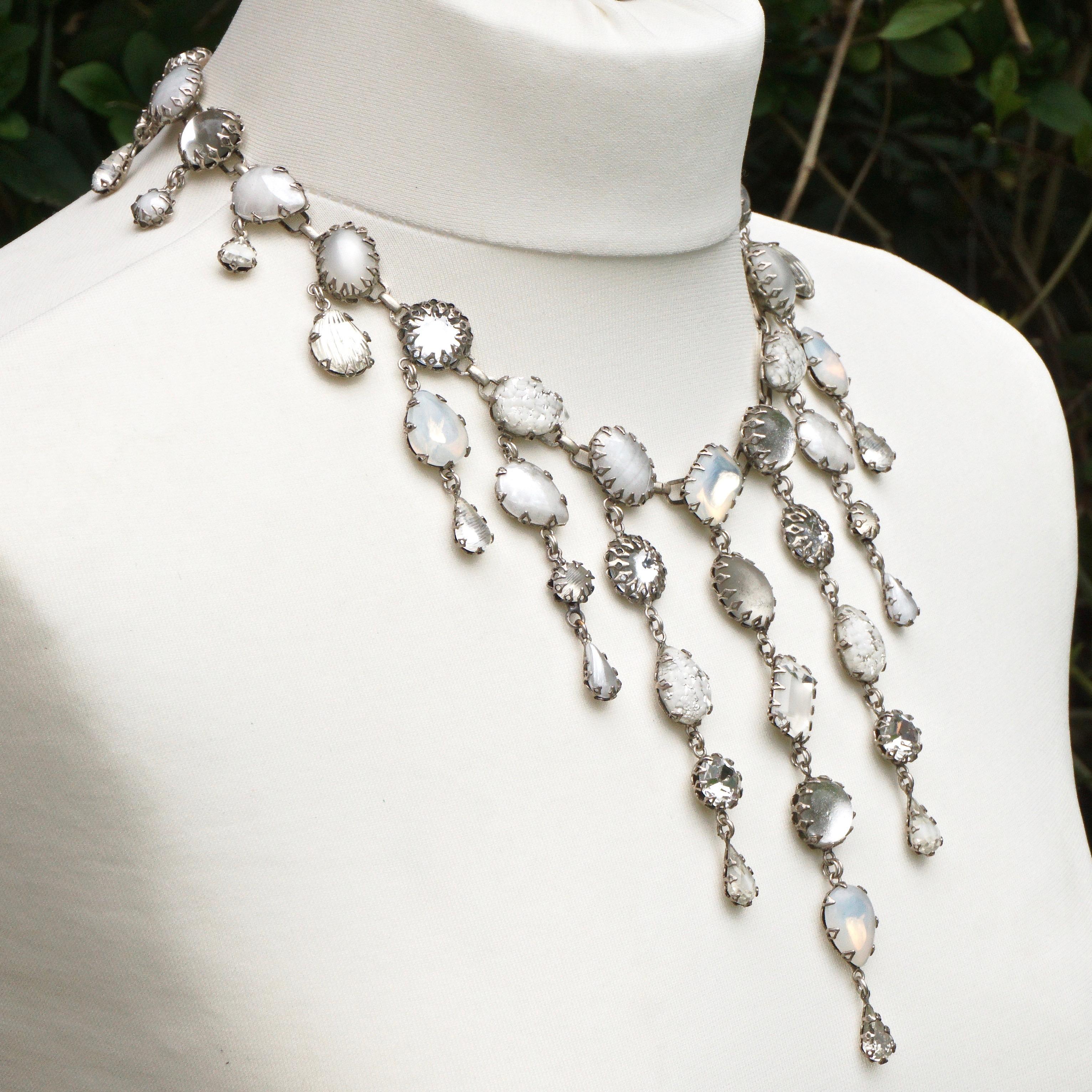 Favolosa collana a goccia De Luxe NYC/A'dam in argento e vetro artistico con catena di prolungamento a cordoncino. Dalla collana scendono bellissime gocce di vetro bianco, trasparente e opalino. La collana misura 53,34 cm di lunghezza e la goccia