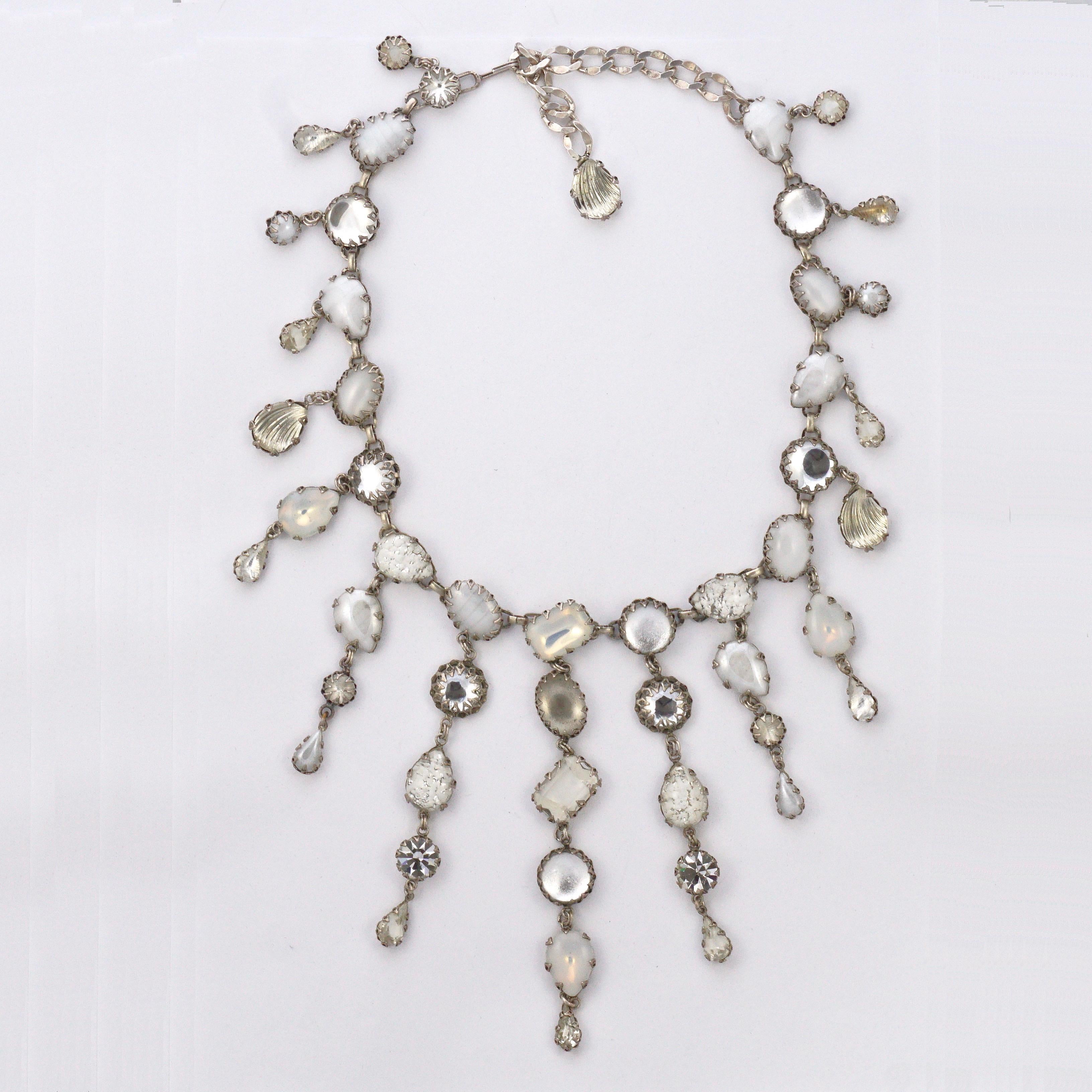 De Luxe NYC/A'dam Silberfarbene, weiße, durchsichtige Opalglas-Tropfen-Halskette im Zustand „Gut“ im Angebot in London, GB