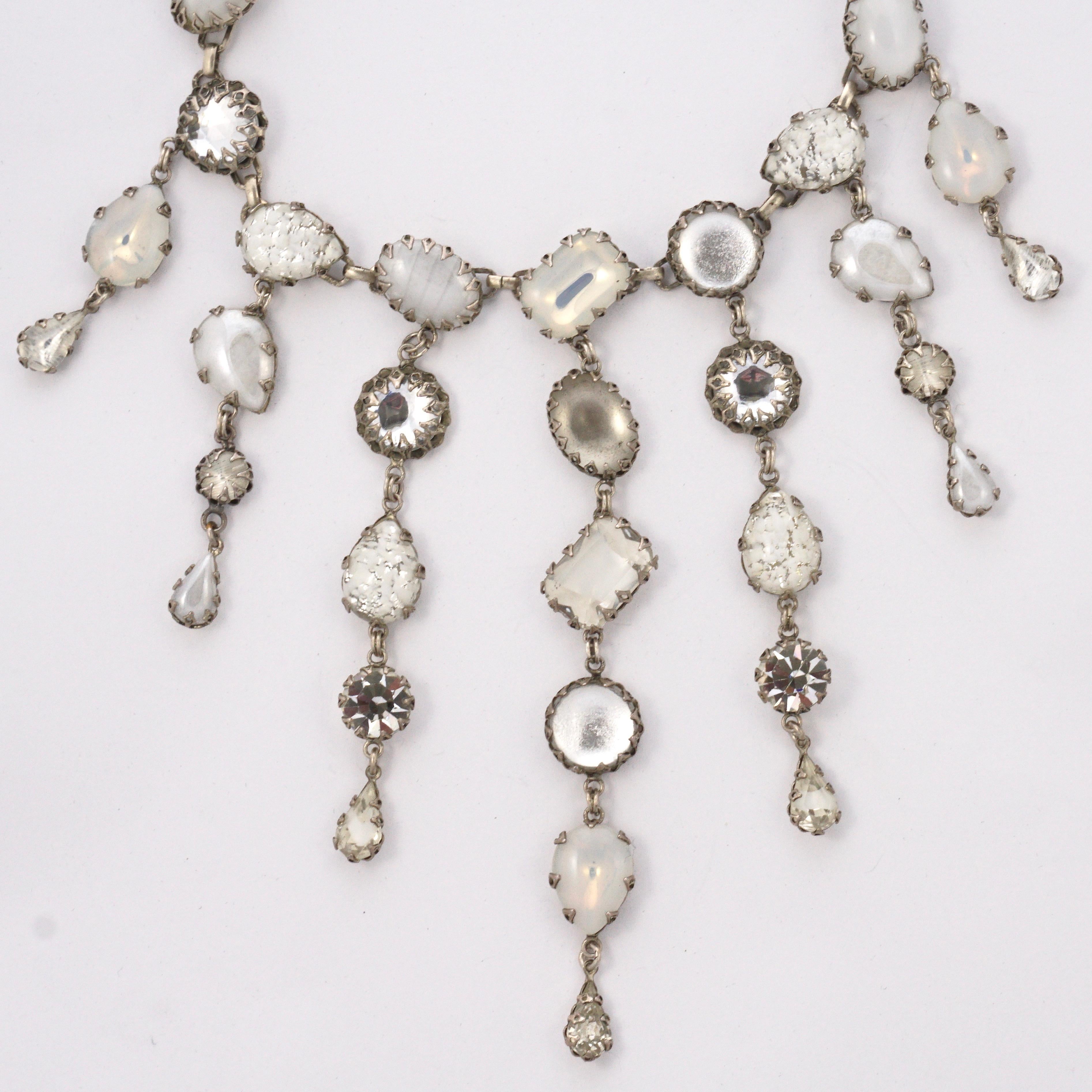 De Luxe NYC/A'dam Silberfarbene, weiße, durchsichtige Opalglas-Tropfen-Halskette Damen im Angebot