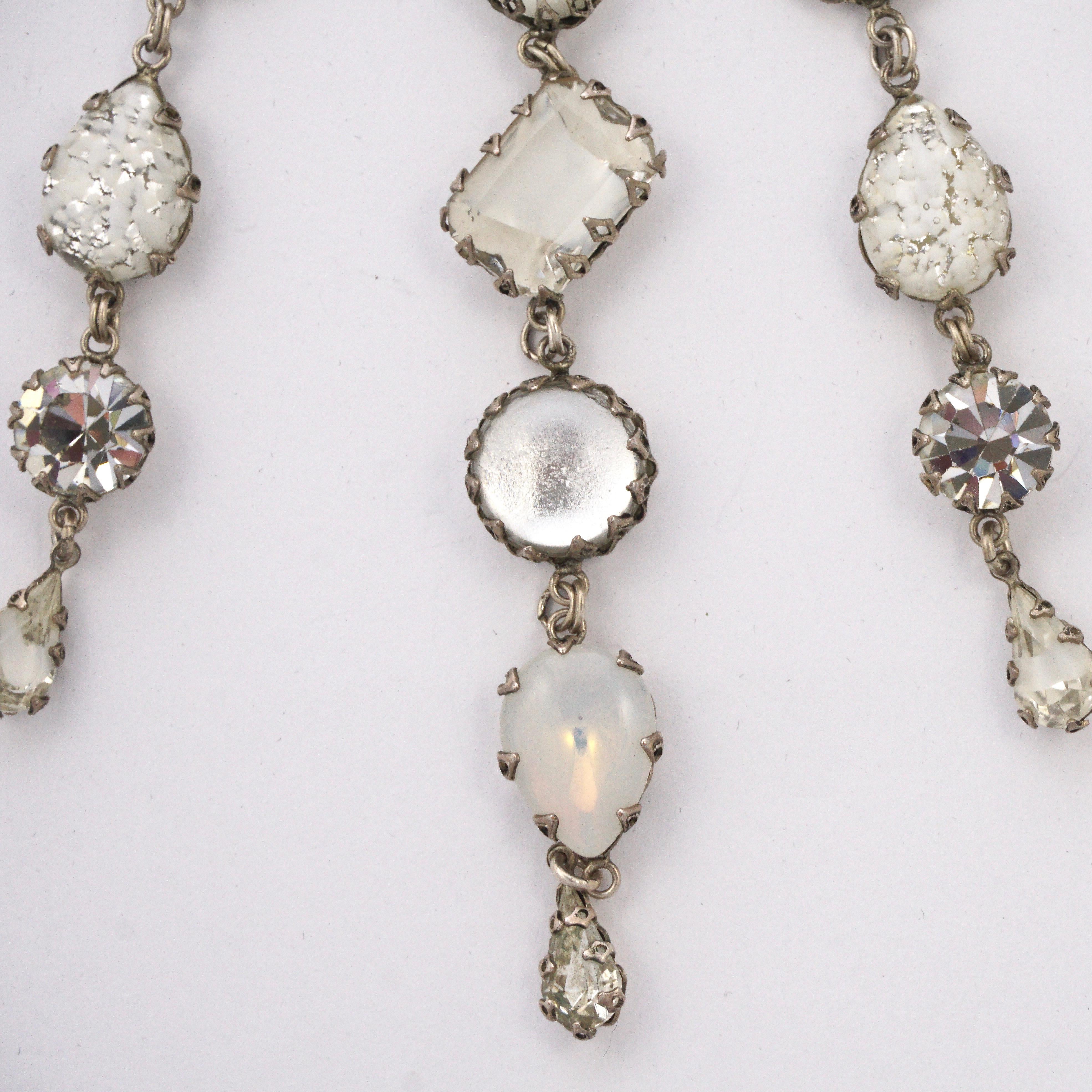 De Luxe NYC/A'dam Silberfarbene, weiße, durchsichtige Opalglas-Tropfen-Halskette im Angebot 2