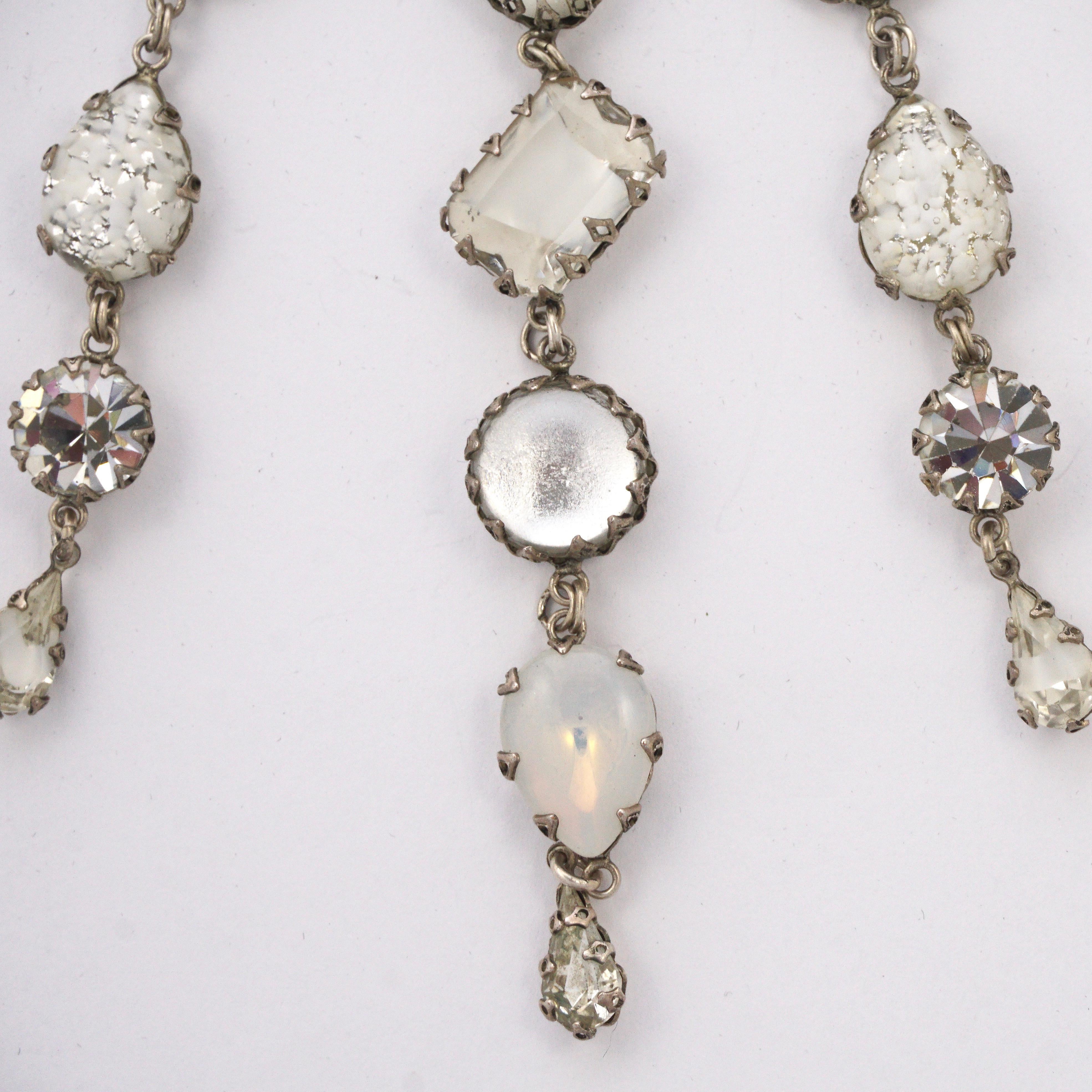 De Luxe NYC/A'dam Collana con goccia in vetro artistico bianco trasparente e opalino in tonalità argento in vendita 3
