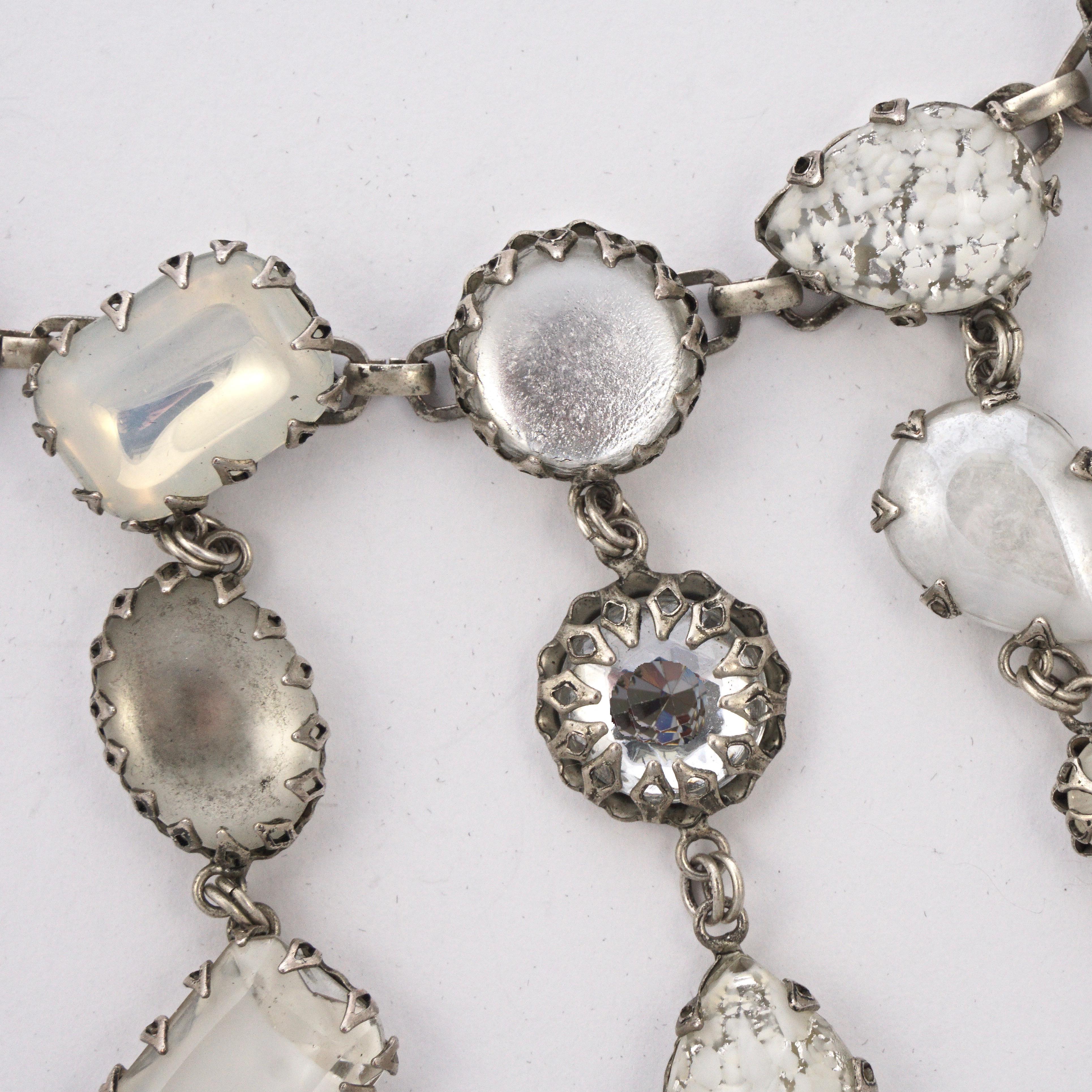 De Luxe NYC/A'dam Silberfarbene, weiße, durchsichtige Opalglas-Tropfen-Halskette im Angebot 3