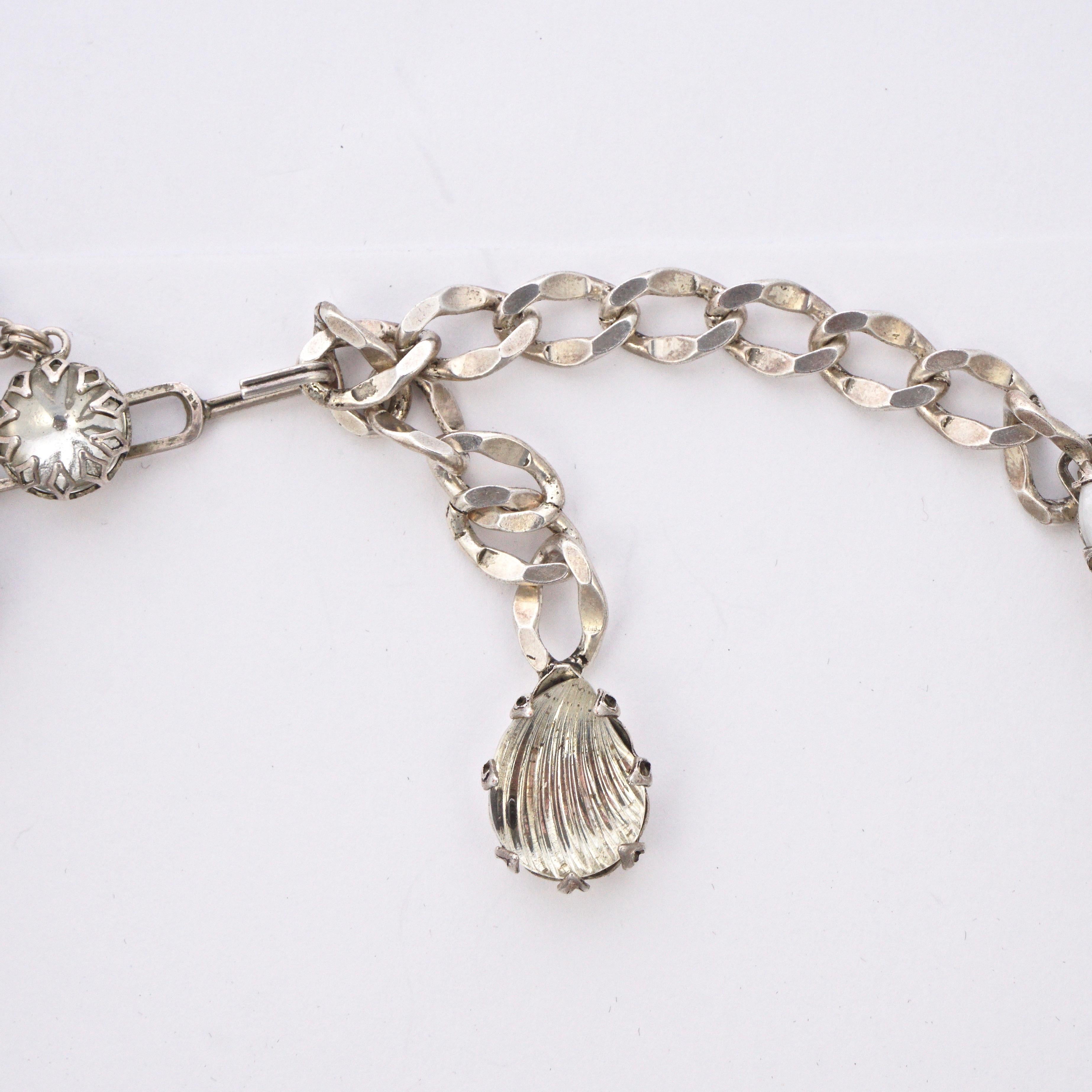 De Luxe NYC/A'dam Silberfarbene, weiße, durchsichtige Opalglas-Tropfen-Halskette im Angebot 4