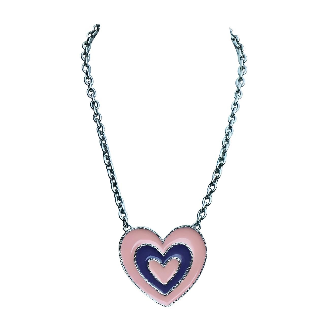 Collana con ciondolo a forma di cuore con smalto rosa e blu di De Lux A.Silver/A'DAM In condizioni buone in vendita a London, GB