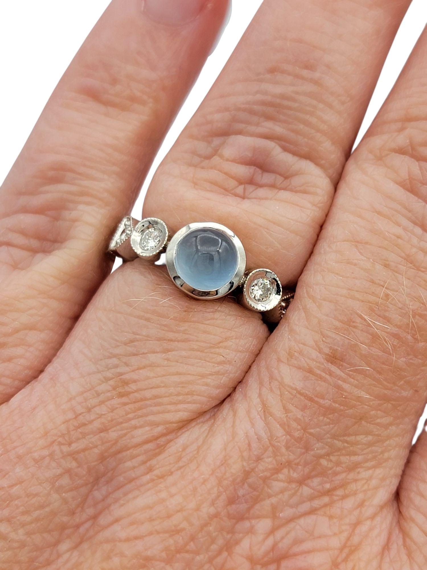 De Merini Bague en or blanc 18 carats avec aigue-marine cabochon et diamants à bord milgrain en vente 4