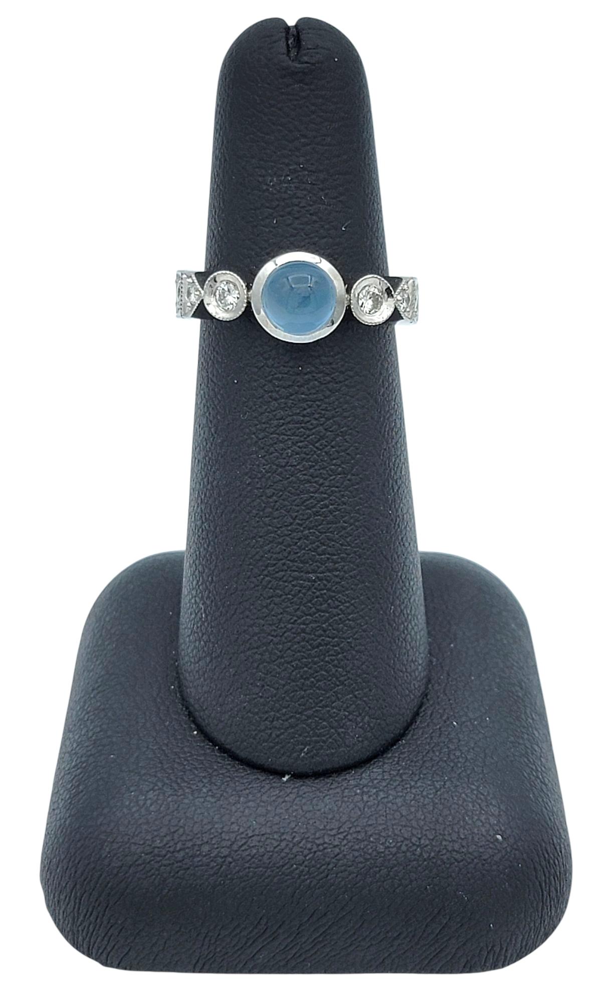 De Merini Bague en or blanc 18 carats avec aigue-marine cabochon et diamants à bord milgrain en vente 5