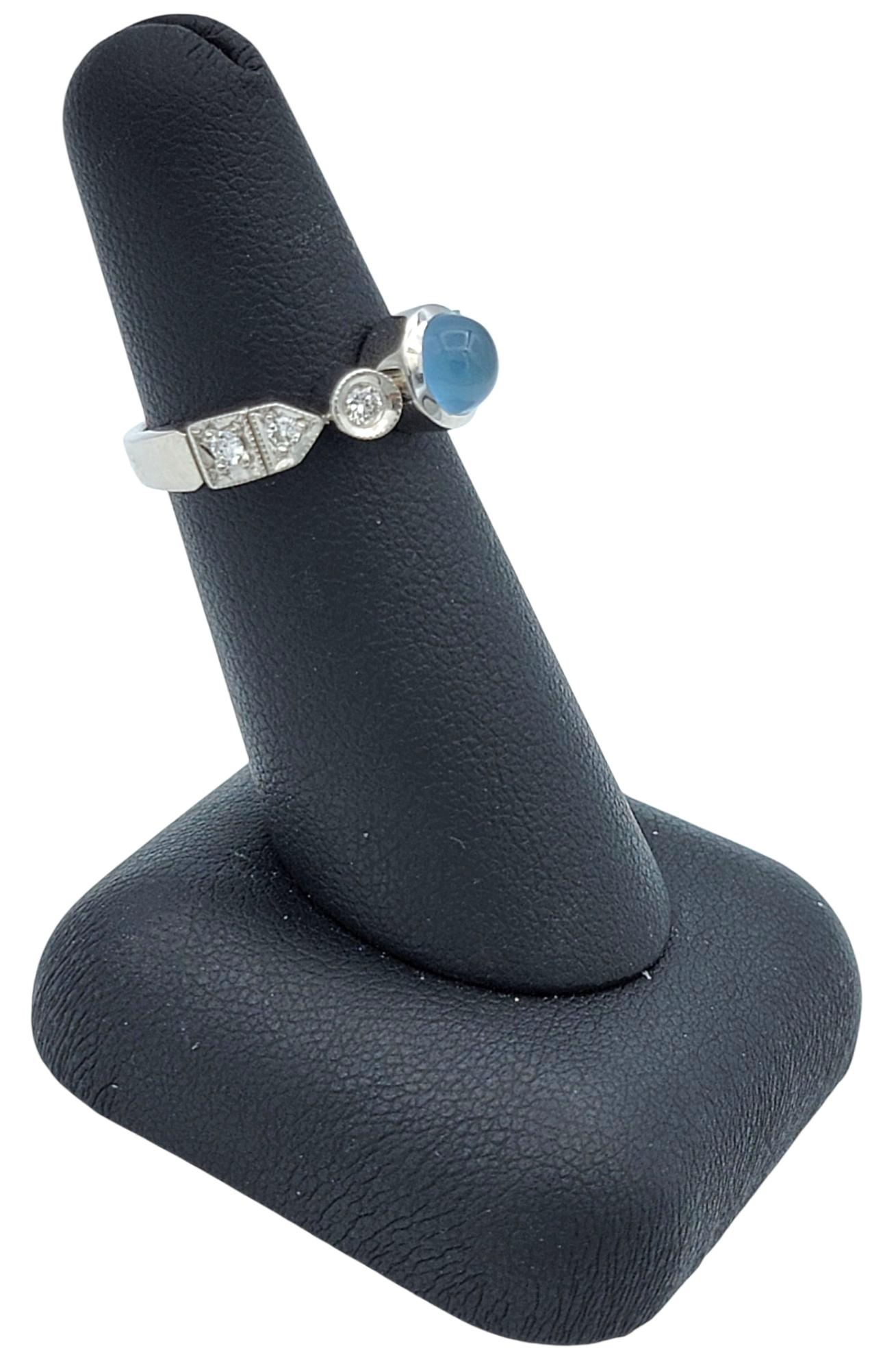 De Merini Bague en or blanc 18 carats avec aigue-marine cabochon et diamants à bord milgrain en vente 6