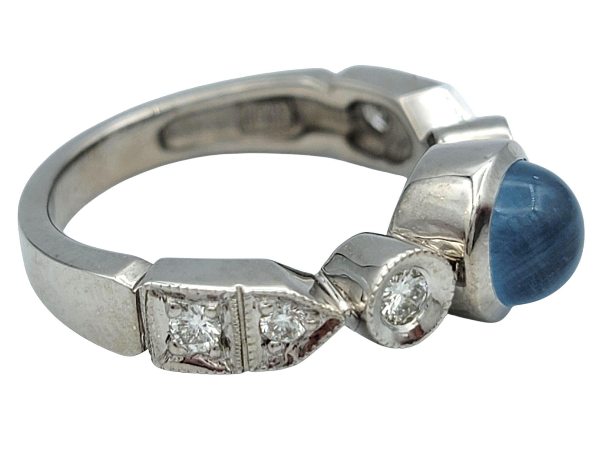 Taille cabochon De Merini Bague en or blanc 18 carats avec aigue-marine cabochon et diamants à bord milgrain en vente