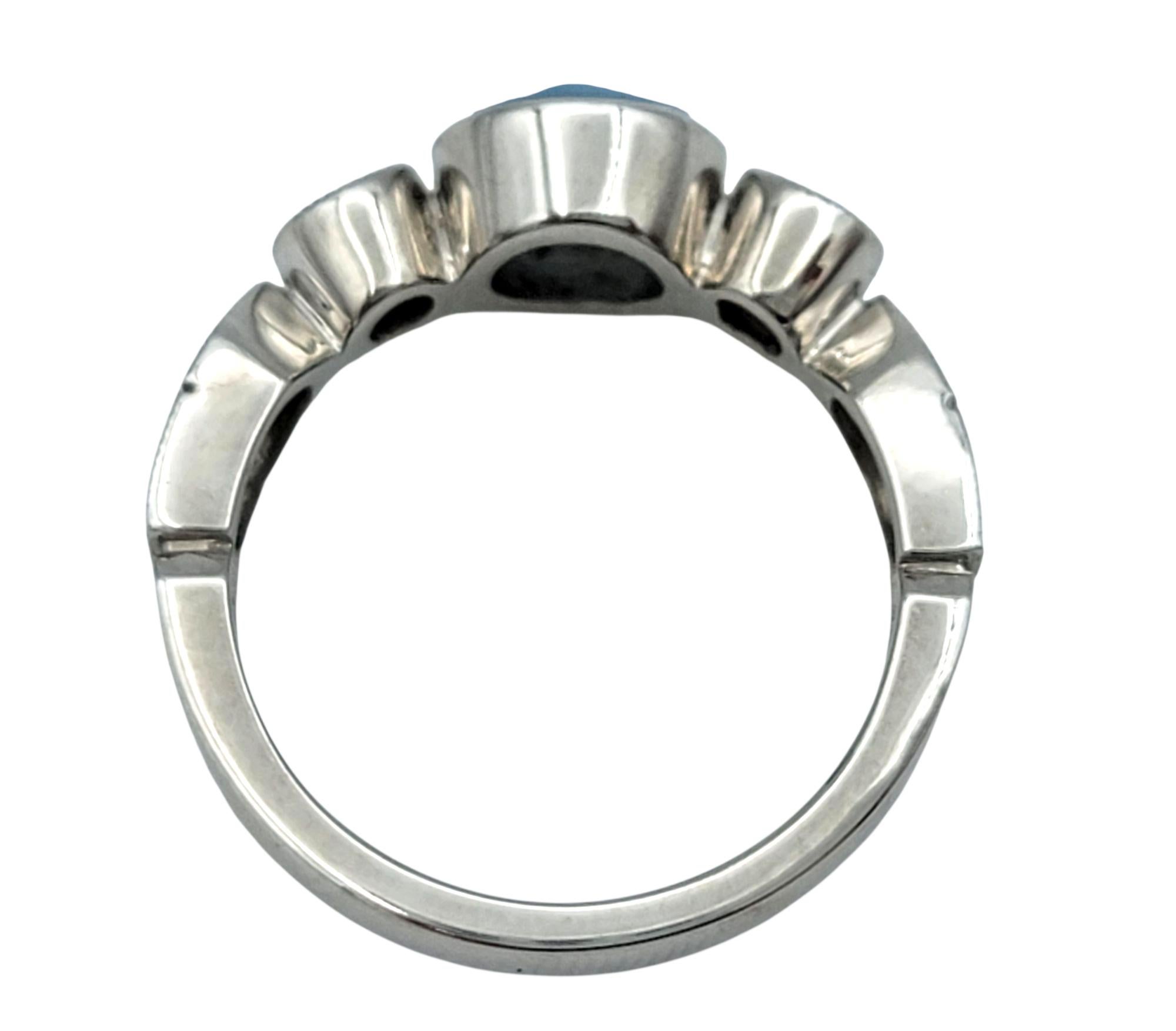 De Merini Bague en or blanc 18 carats avec aigue-marine cabochon et diamants à bord milgrain Bon état - En vente à Scottsdale, AZ
