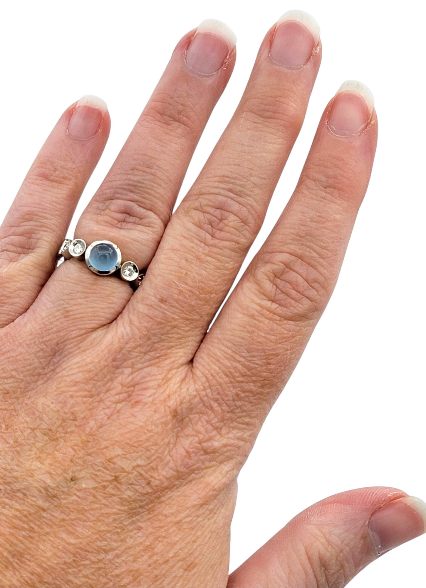 De Merini Bague en or blanc 18 carats avec aigue-marine cabochon et diamants à bord milgrain en vente 3