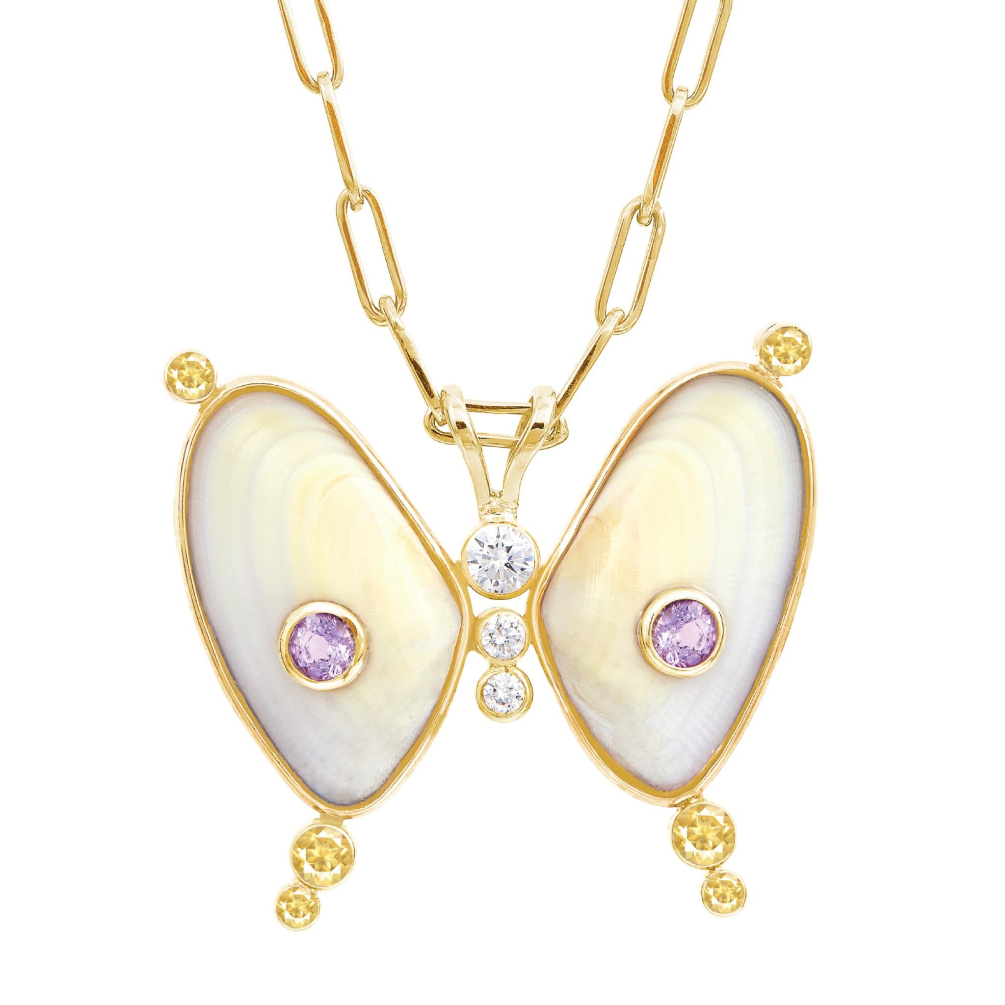 La Collana Farfalla di De Milo è un lussuoso pezzo di alta gioielleria realizzato in conchiglia con diamanti naturali, ametista e pietre citrine. Questo pezzo, davvero unico nel suo genere, è incastonato in una montatura personalizzata in oro 14k.