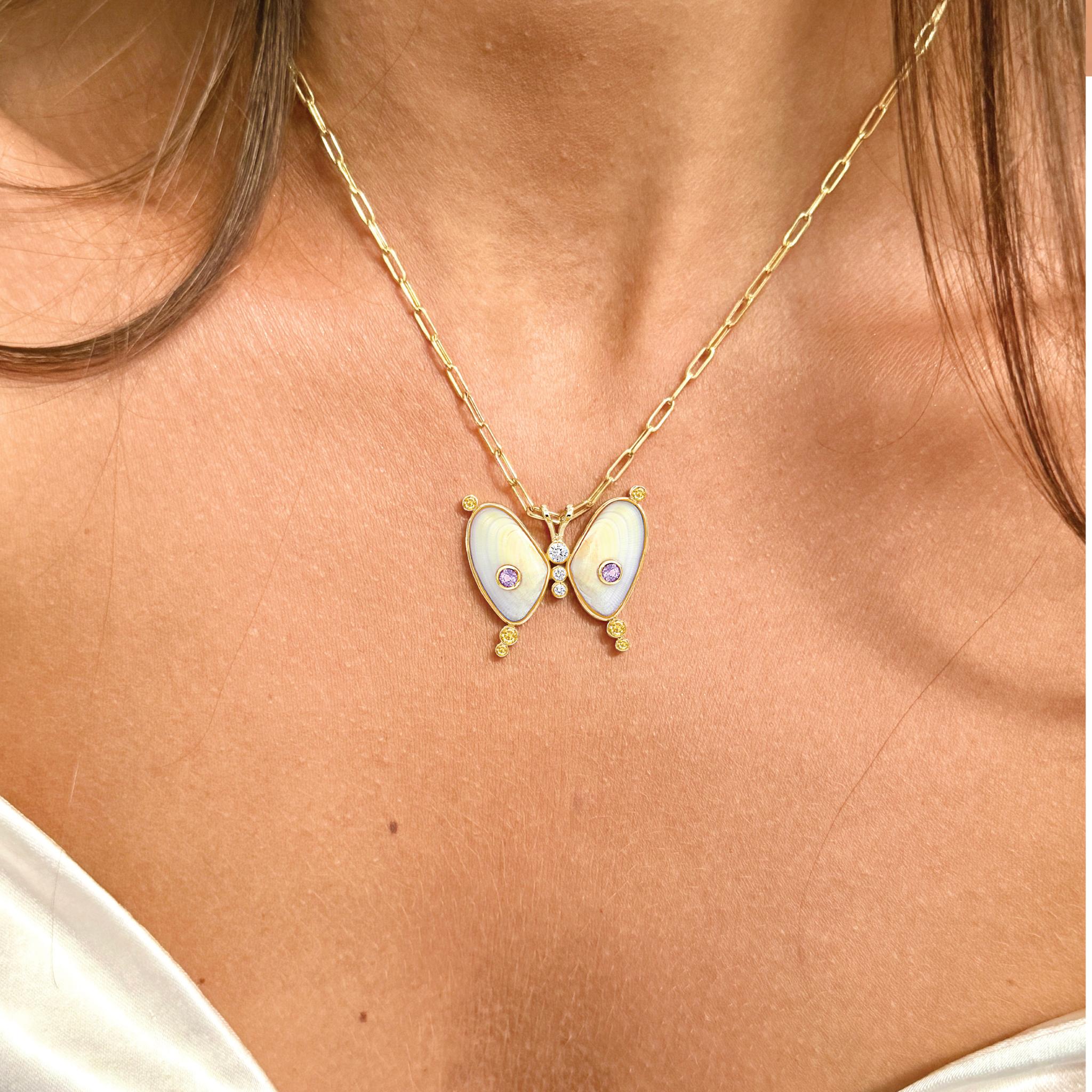Taglio rotondo Collana De Milo Butterfly in oro 14k con diamanti naturali, ametista e conchiglia in vendita