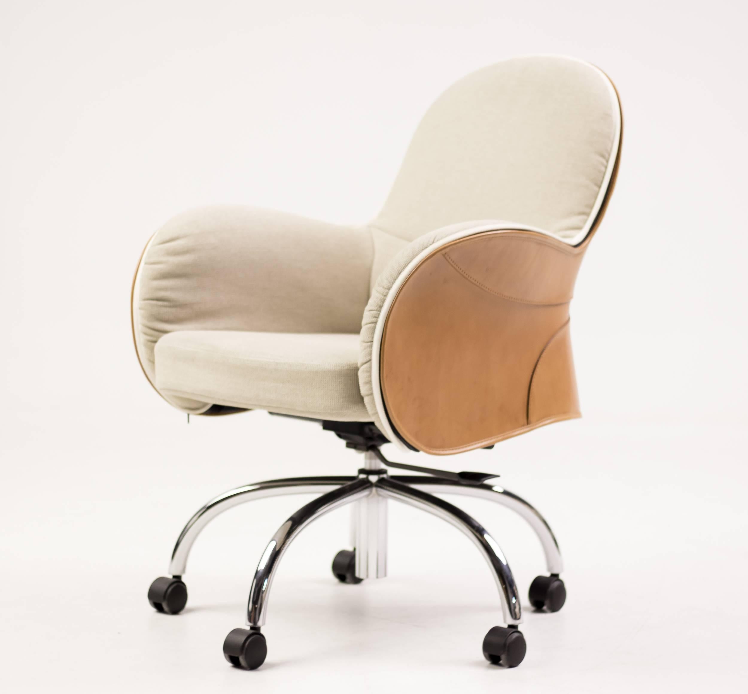 Incisa is a swivel armchair with outer cowhide cover, like a saddle. Hand stitching adorns the back and sides, forming soft curves, precious to the touch. The padded inner covering, with cotton trim, can be removed thanks to a zipper.
Serbelloni is