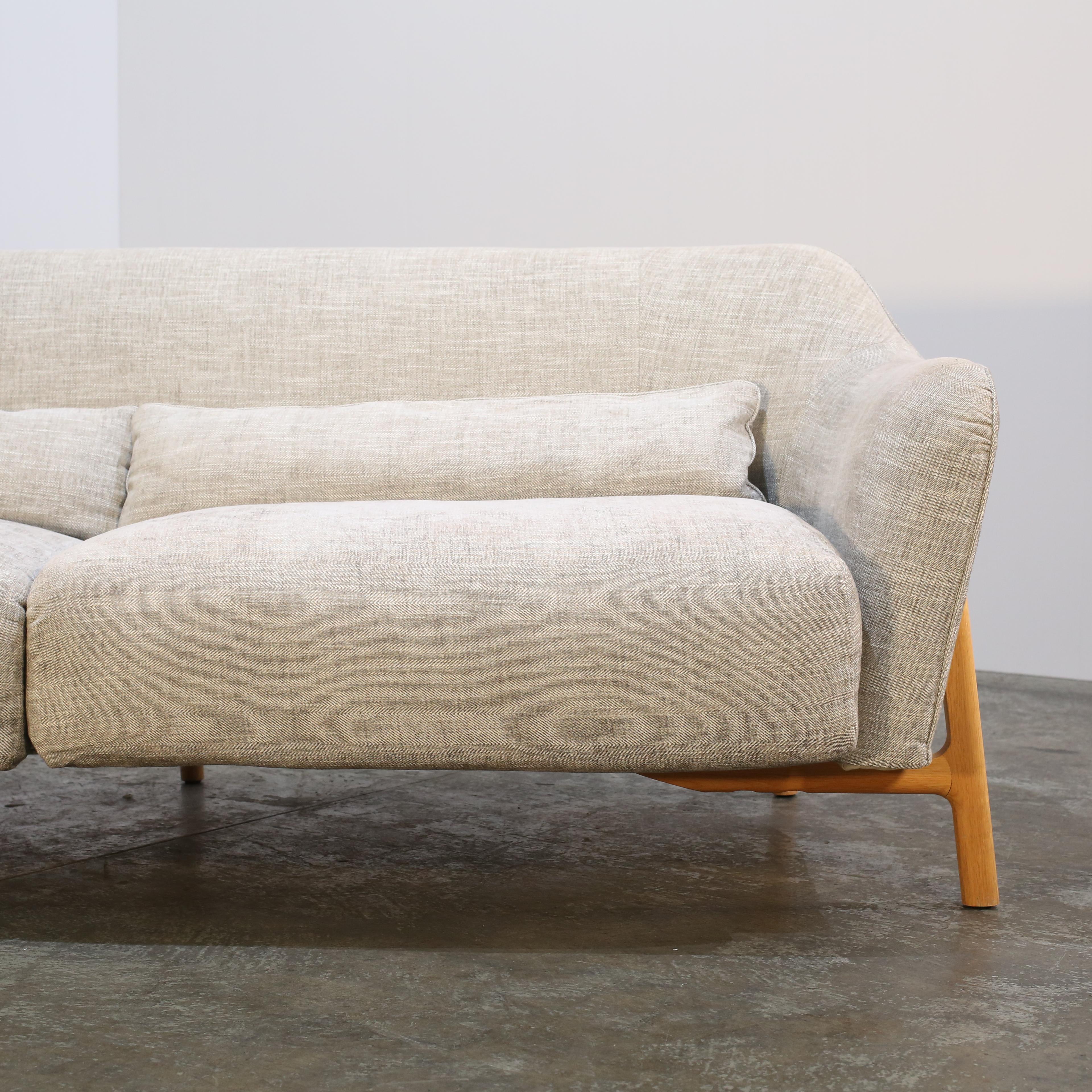 Presentamos el Sofá De Padova Pilotis, una pieza impresionante diseñada por Philippe Nigro. Este lujoso sofá presenta un diseño elegante y moderno, de líneas limpias y estética minimalista. El Sofá Pilotis está fabricado con materiales de la máxima