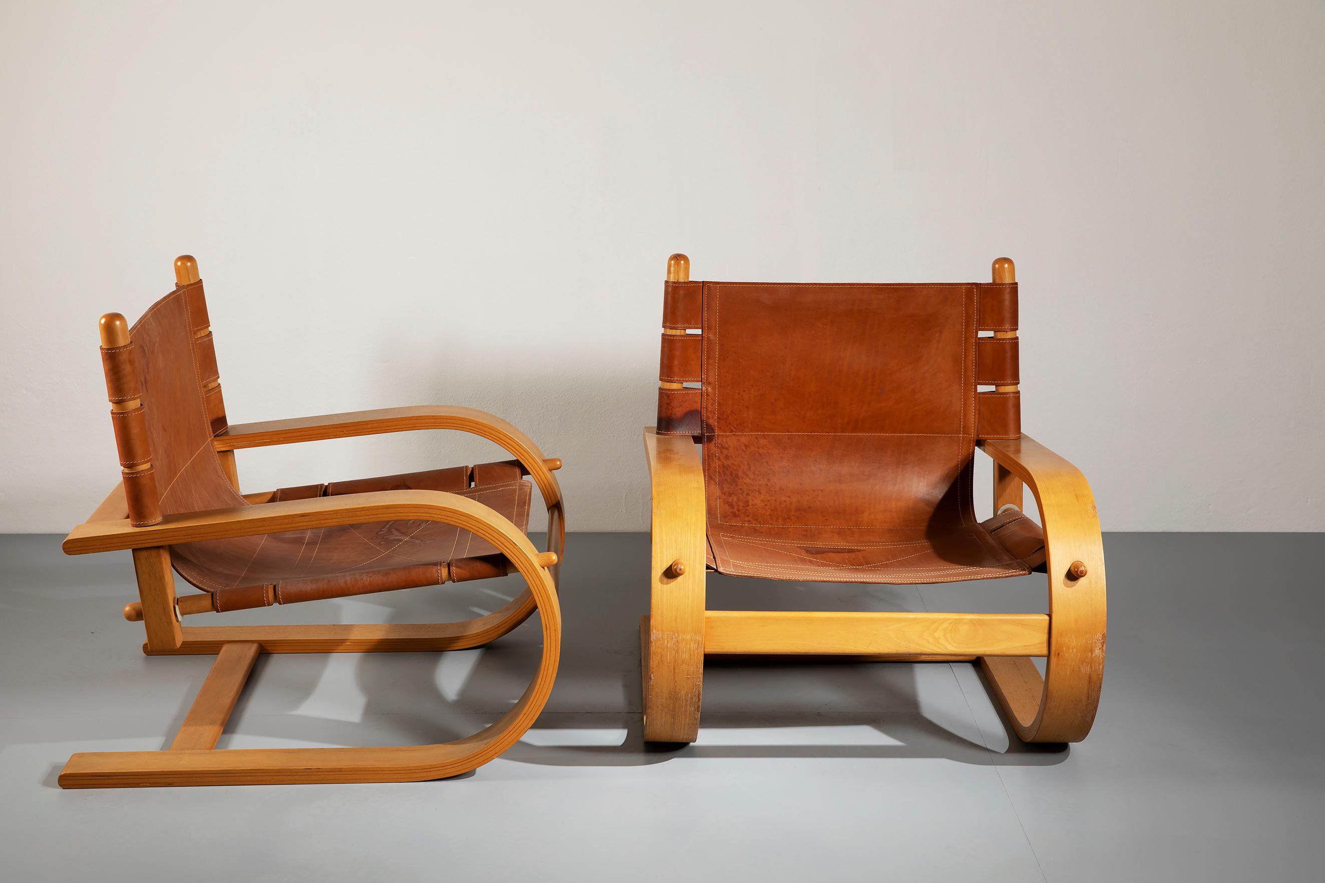 Very rare first model of two 'Scacciapensieri' lounge chairs, designed by italian studio De Pas, D' Urbino, Lomazzi for Poltronova in early 1970s. 
This two cantilever chairs have plywood frames and cognac leather seat and backrest.
This pair is