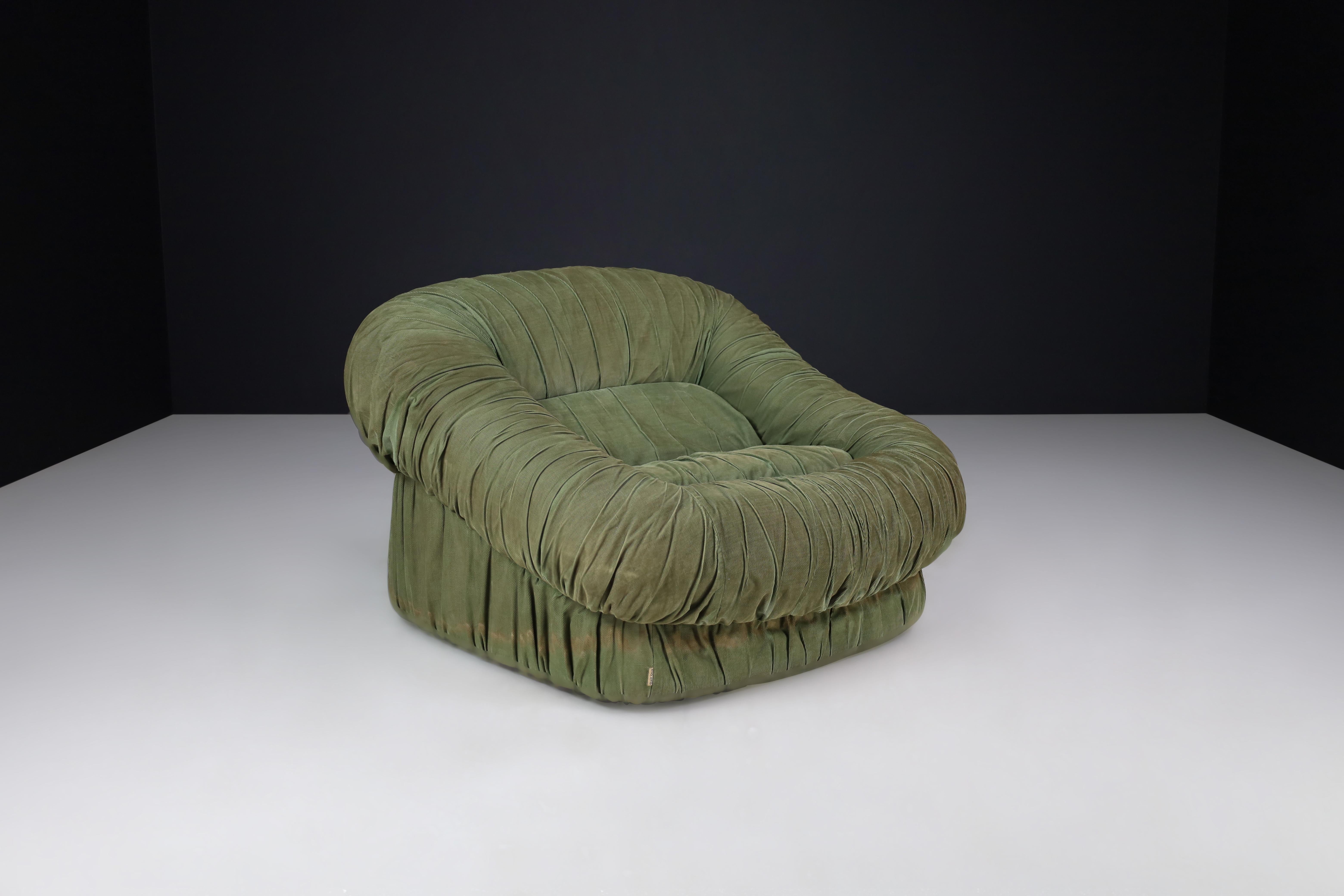 De Pas, D’Urbino, and Lomazzi for Dall’Oca Lounge Chair, Italy 1970s

This is a Mid-Century Modern lounge chair made in Italy in 1970 by De Pas, D'Urbino, and Lomazzi for Dall'Oca. The chair is covered in original green fabric upholstery and is