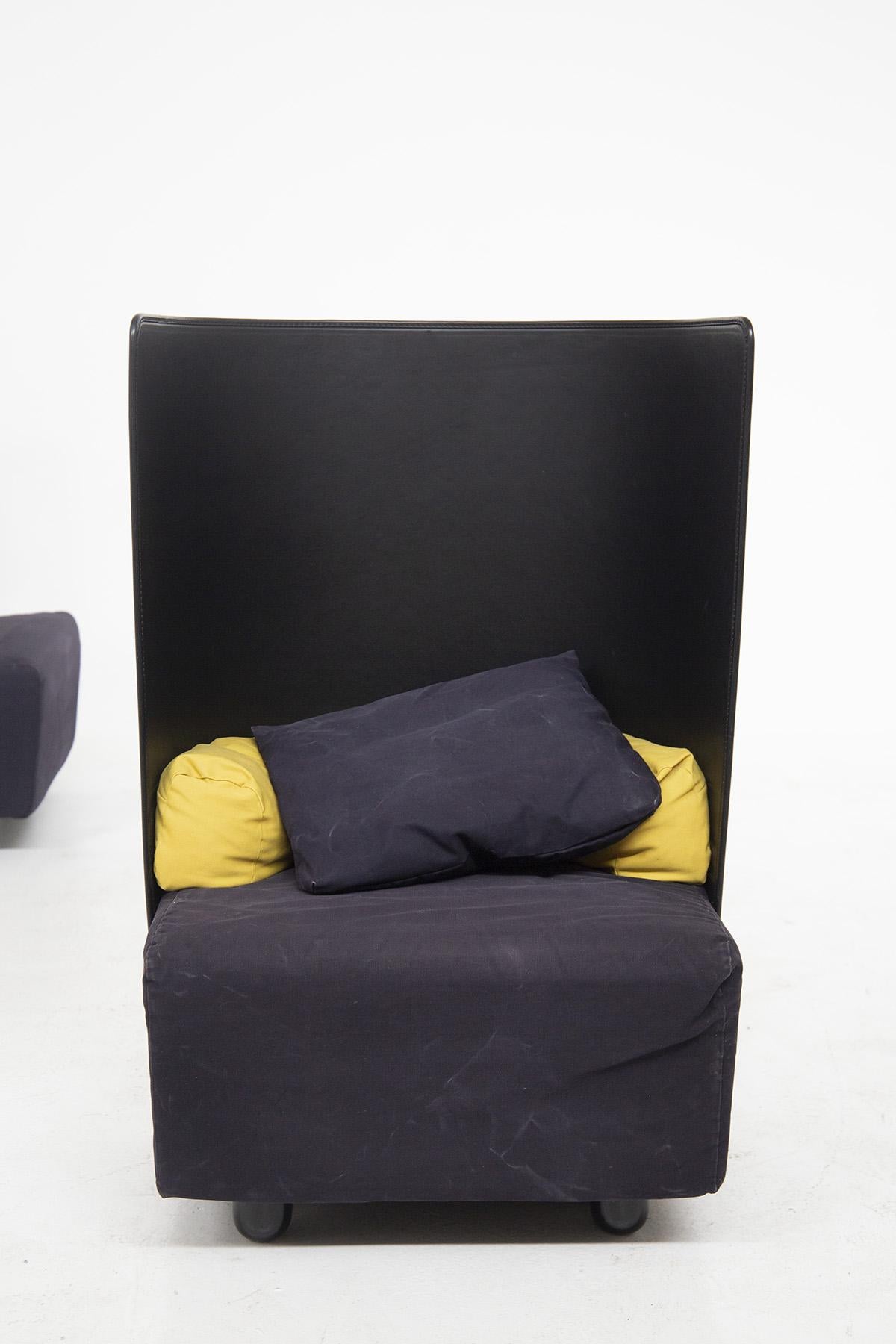 Attraktives Sesselpaar, hergestellt in den 1980er Jahren von De Pas, D'urbino und Zanotta, aus feiner italienischer Fertigung.
Die Sessel haben eine gebogene Rückenlehne aus schwarzem MATERIAL, sehr exzentrisch.
Es gibt 4 zylindrische Stützfüße,