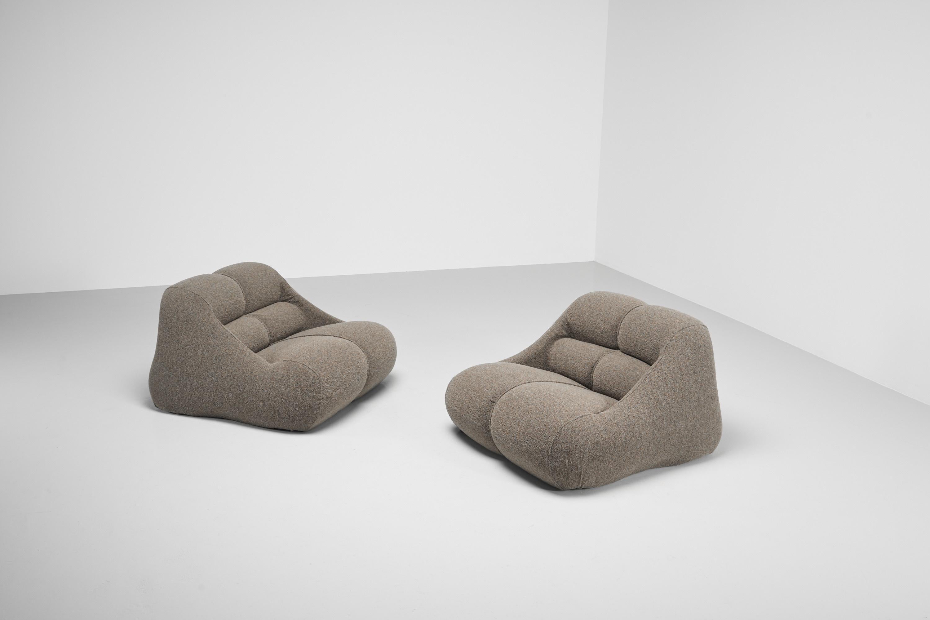 Super puffy shaped and highly comfortable so called Ciuingam lounge chairs designed by Jonathan DePas, Donato D'Urbino & Paolo Lomazzi and manufactured by BBB Bonacina, Italy 1967. This super puffy set of chairs is fully foam filled and has a