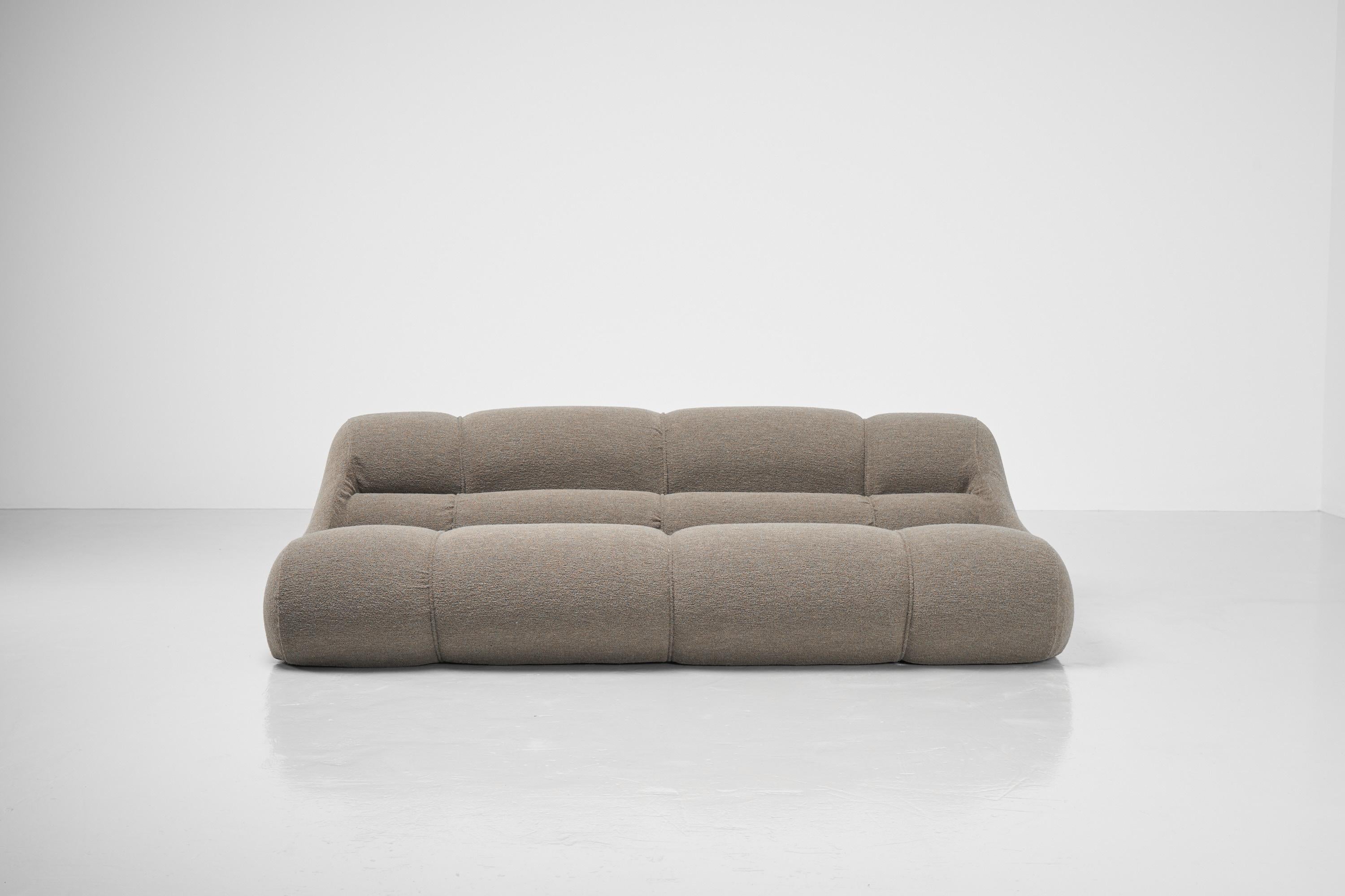 Super puffy shaped and highly comfortable so called Ciuingam 3 seater sofa designed by Jonathan DePas, Donato D'Urbino & Paolo Lomazzi and manufactured by BBB Bonacina, Italy 1967. This super puffy shaped sofa is fully foam filled and has a plastic