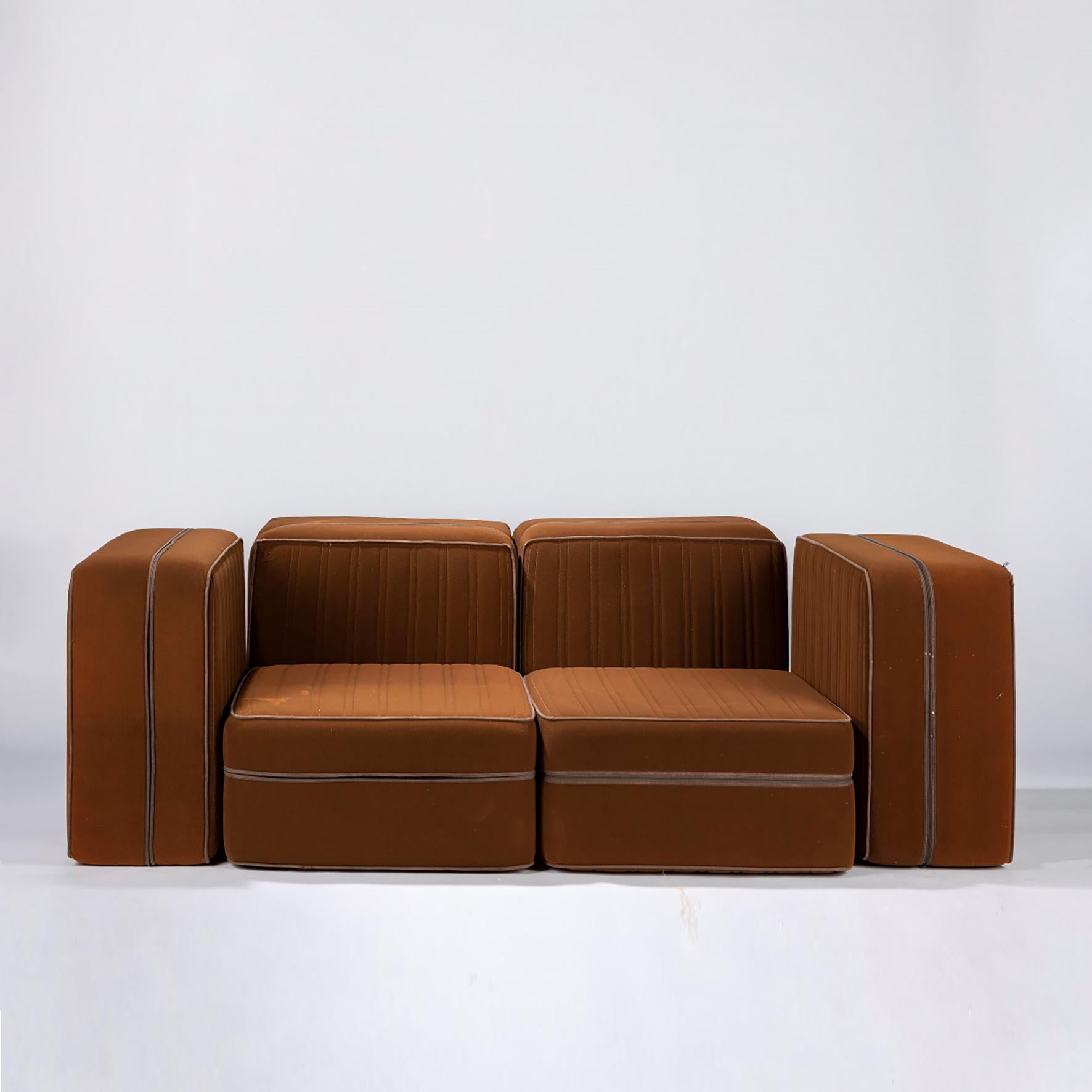 De Pas, D’Urbino, Lomazzi

Settebello

A modular sofa system, made of six rectangular polyurethane elements covered with brown fabric joined with straps.
Produit par Zanotta, Milan, Italy.
1974.

Dimensions of each element
Height : 30