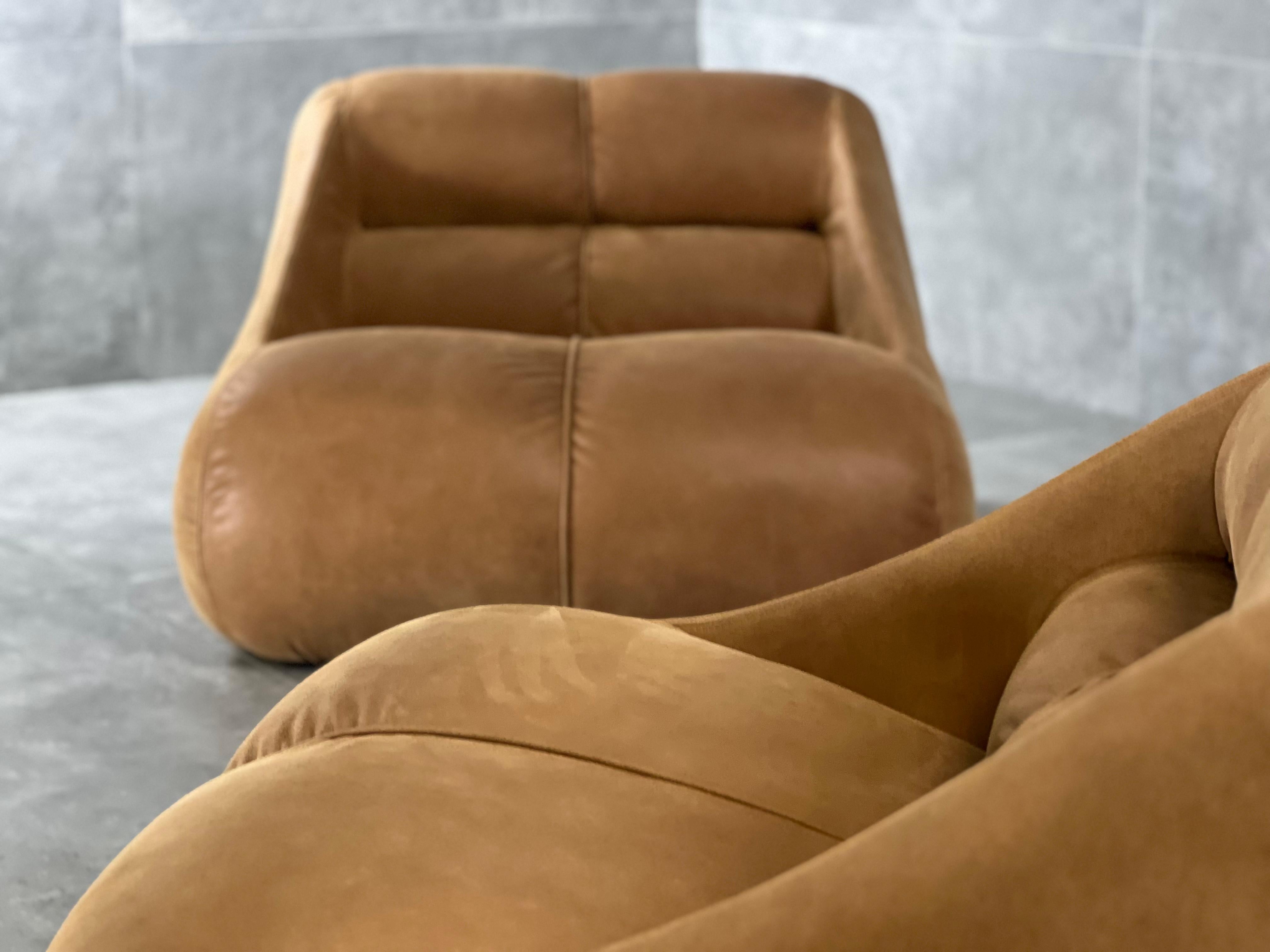 Super puffy shaped and highly comfortable so called Ciuingam lounge chairs designed by Jonathan DePas, Donato D’Urbino & Paolo Lomazzi and manufactured by BBB Bonacina, Italy 1967. This super puffy set of chairs is fully foam filled and has a