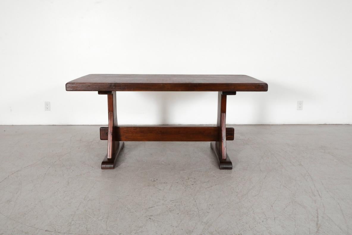 Mid-Century, belgischen Hersteller De Puydt zugeschrieben, atemberaubende Brutalist Esstisch oder Schreibtisch mit Gestell Basis. Schönes, massives, dunkles Eichenholz mit markanter, geschnitzter, gerillter und strukturierter Platte. Im