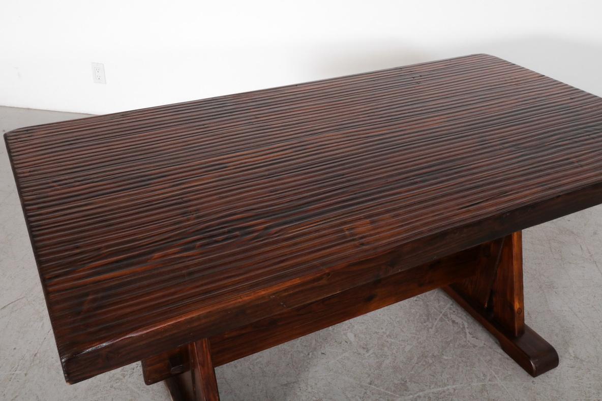 De Puydt Schwerer brutalistischer Eichenholz- Trestle-Tisch oder Schreibtisch aus dunkel gebeizter Eiche (20. Jahrhundert) im Angebot