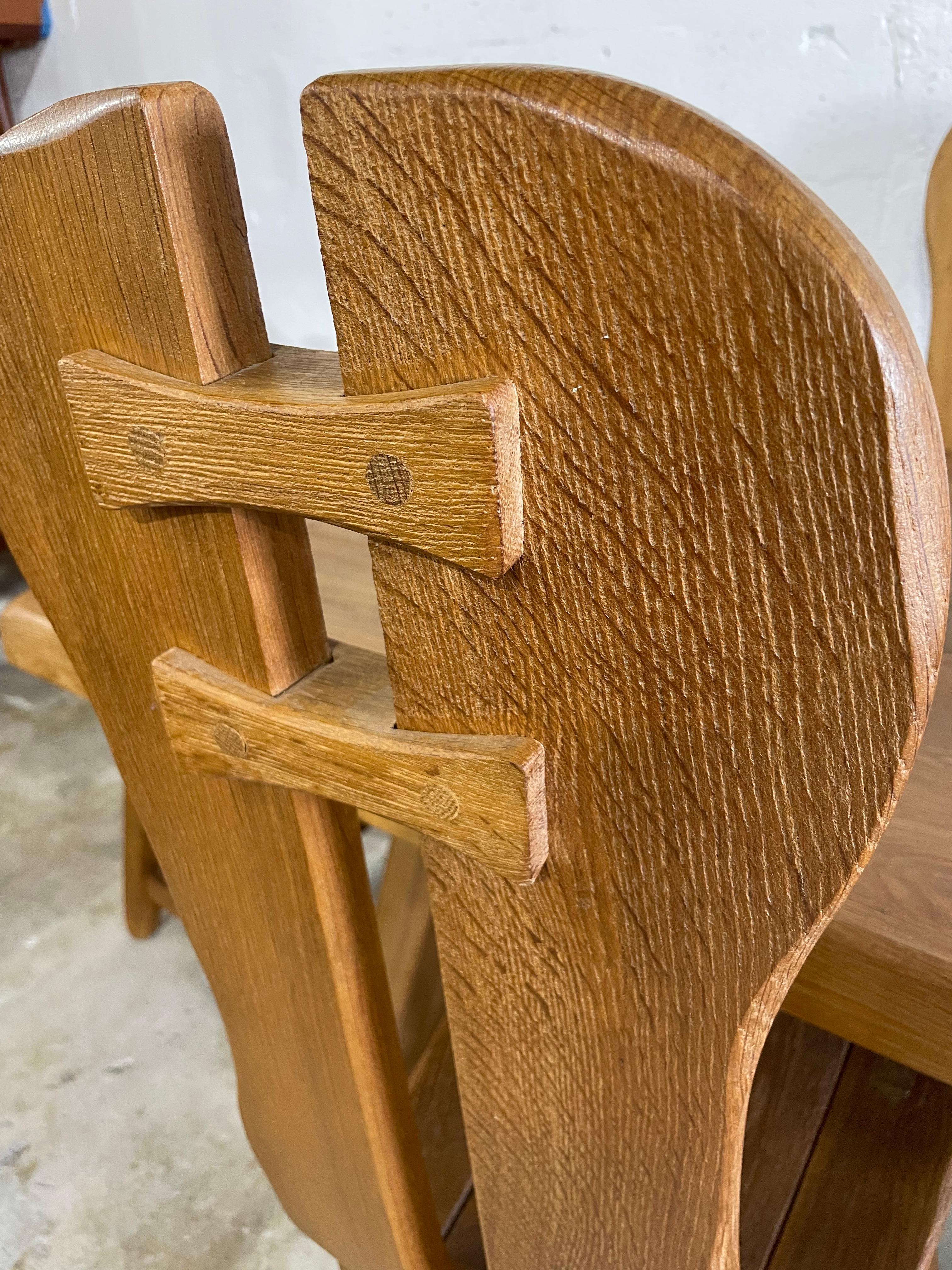 Table à manger sculpturale brutaliste et 4 chaises, par De Puydt. Belgique. Des pièces lourdes. Chaises hautes. L'ensemble est fabriqué en bois de chêne massif et construit avec des joints visibles. Table à tréteaux en chêne. 
Mesures : Les chaises