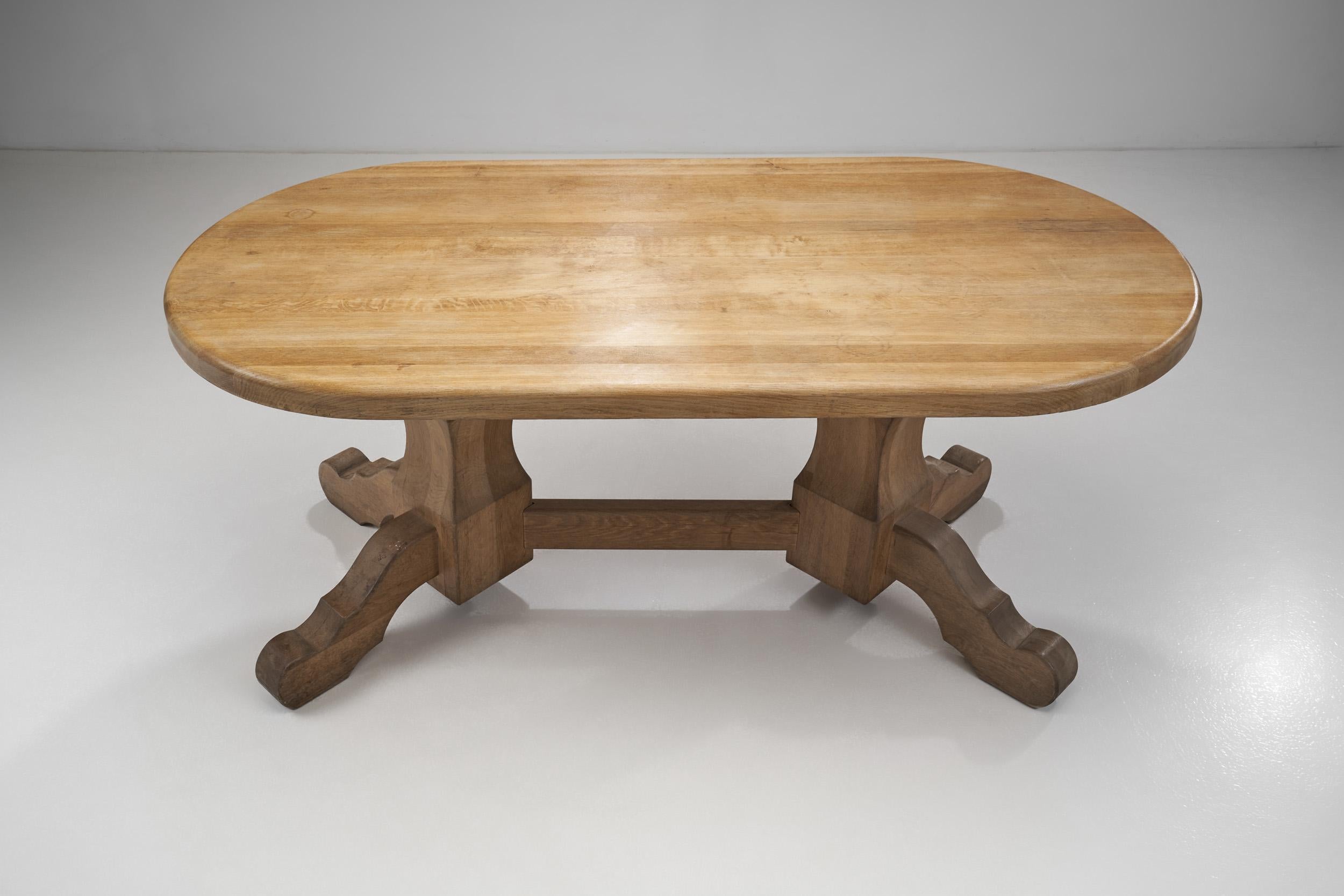 Fine XX secolo Tavolo da pranzo in Oak De Puydt con gambe intagliate, Belgio, anni '70 in vendita