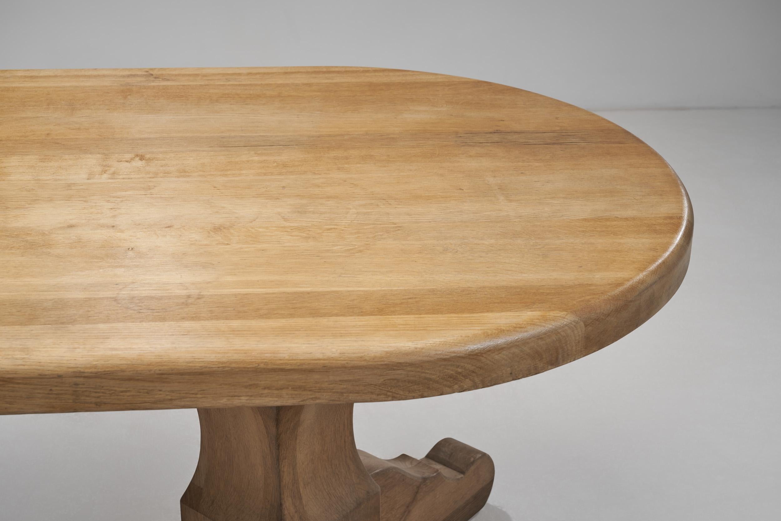 Quercia Tavolo da pranzo in Oak De Puydt con gambe intagliate, Belgio, anni '70 in vendita