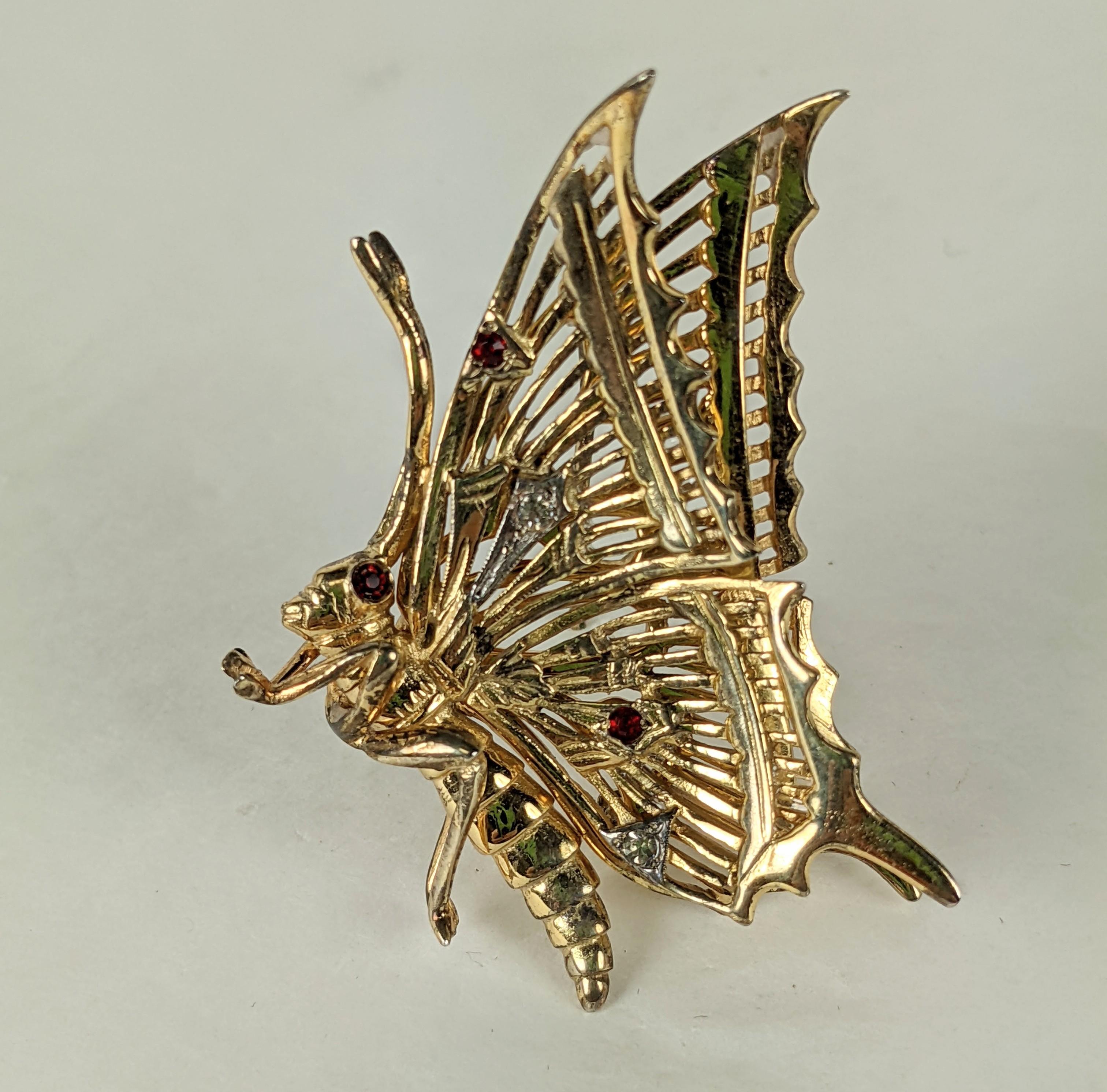 Charmant papillon rétro Ralph De Rosa en vermeil des années 1940. Merveilleux détails d'ailes percées en 3 dimensions avec des accents en rubis et en pâte de cristal. 
2