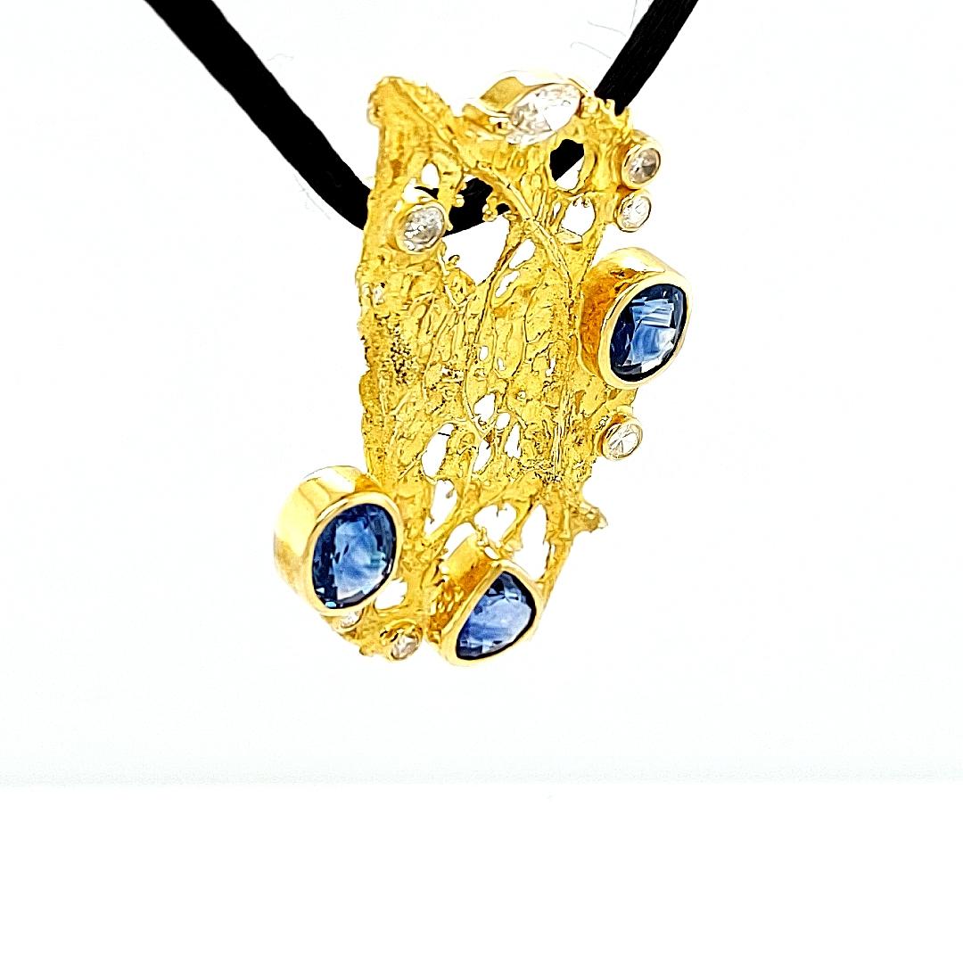 De Saedeleer 18 Karat Gold Pendant 6.08 Ceylon Sapphires and 0.89 Diamonds For Sale 2
