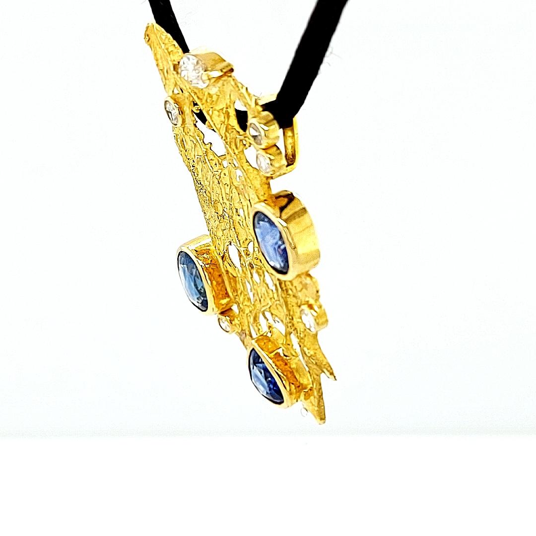 De Saedeleer 18 Karat Gold Pendant 6.08 Ceylon Sapphires and 0.89 Diamonds For Sale 4