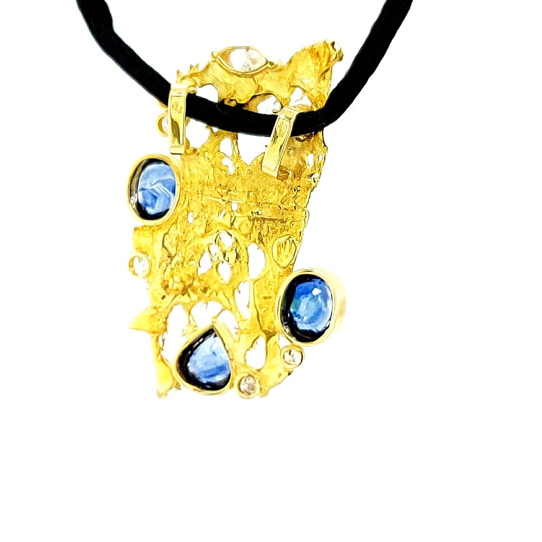 Contemporary De Saedeleer 18 Karat Gold Pendant 6.08 Ceylon Sapphires and 0.89 Diamonds For Sale