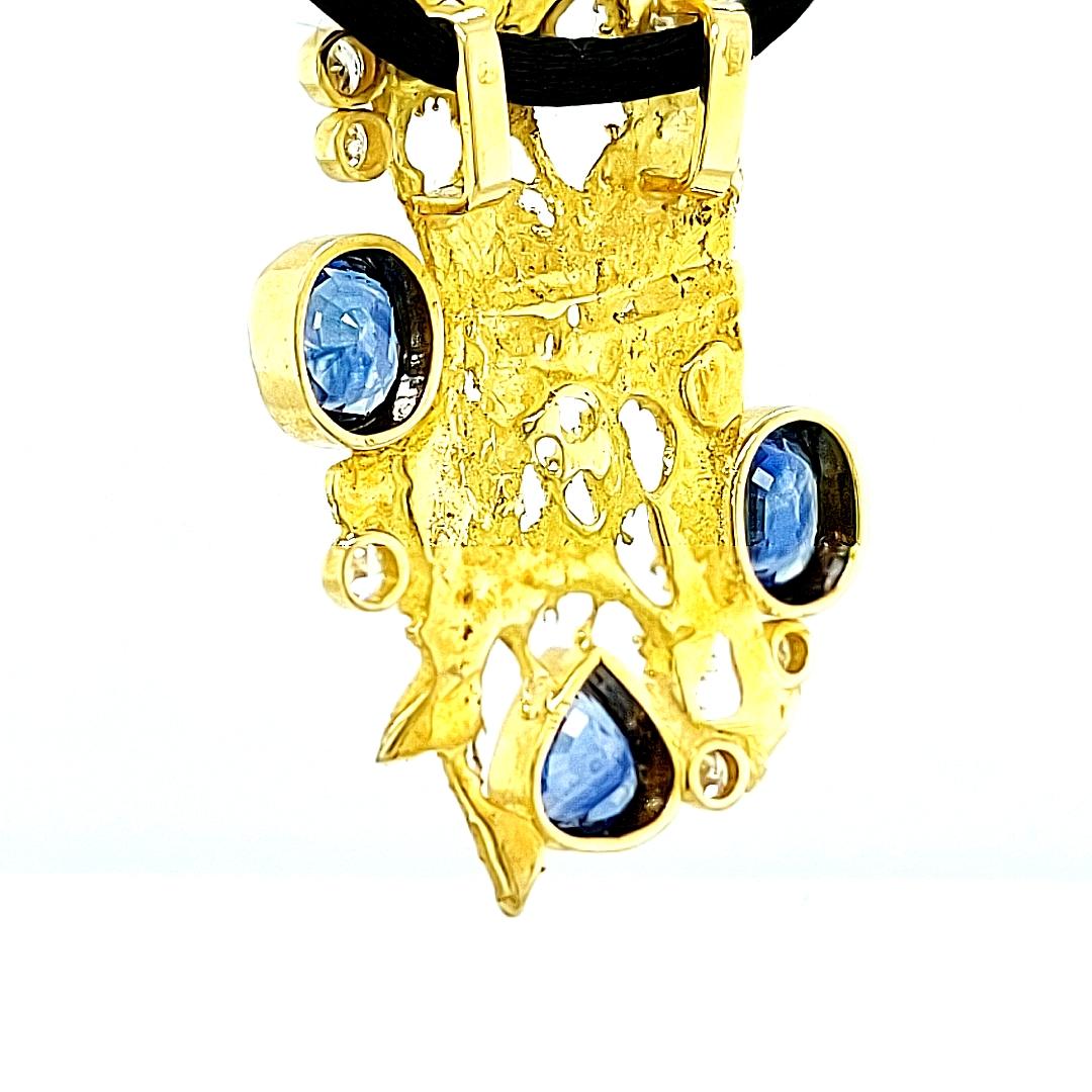 De Saedeleer 18 Karat Gold Pendant 6.08 Ceylon Sapphires and 0.89 Diamonds In New Condition For Sale In Antwerp, BE