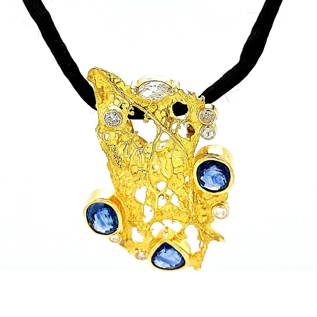 Women's or Men's De Saedeleer 18 Karat Gold Pendant 6.08 Ceylon Sapphires and 0.89 Diamonds For Sale