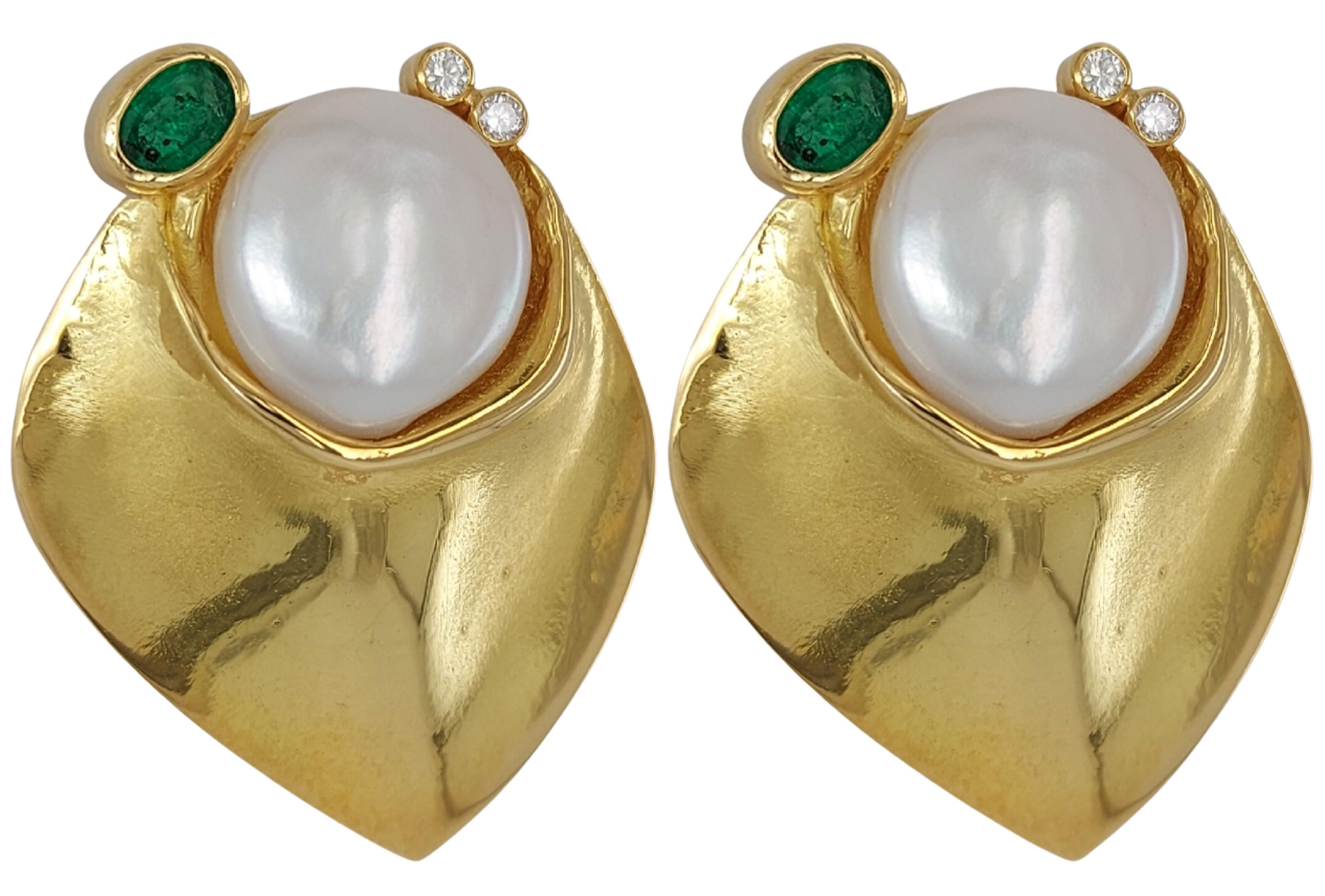 Unique hand crafted by the artist Jean Pierre De Saedeleer 18kt Yellow Gold Clip-On Earrings with Diamond, Emerald, Pearl

Pièce Unique ! 

Pearl: Diameter 14mm

Emerald: 2 emeralds together 0.75 carat

Diamond: 4 brilliant cut diamonds 0,14