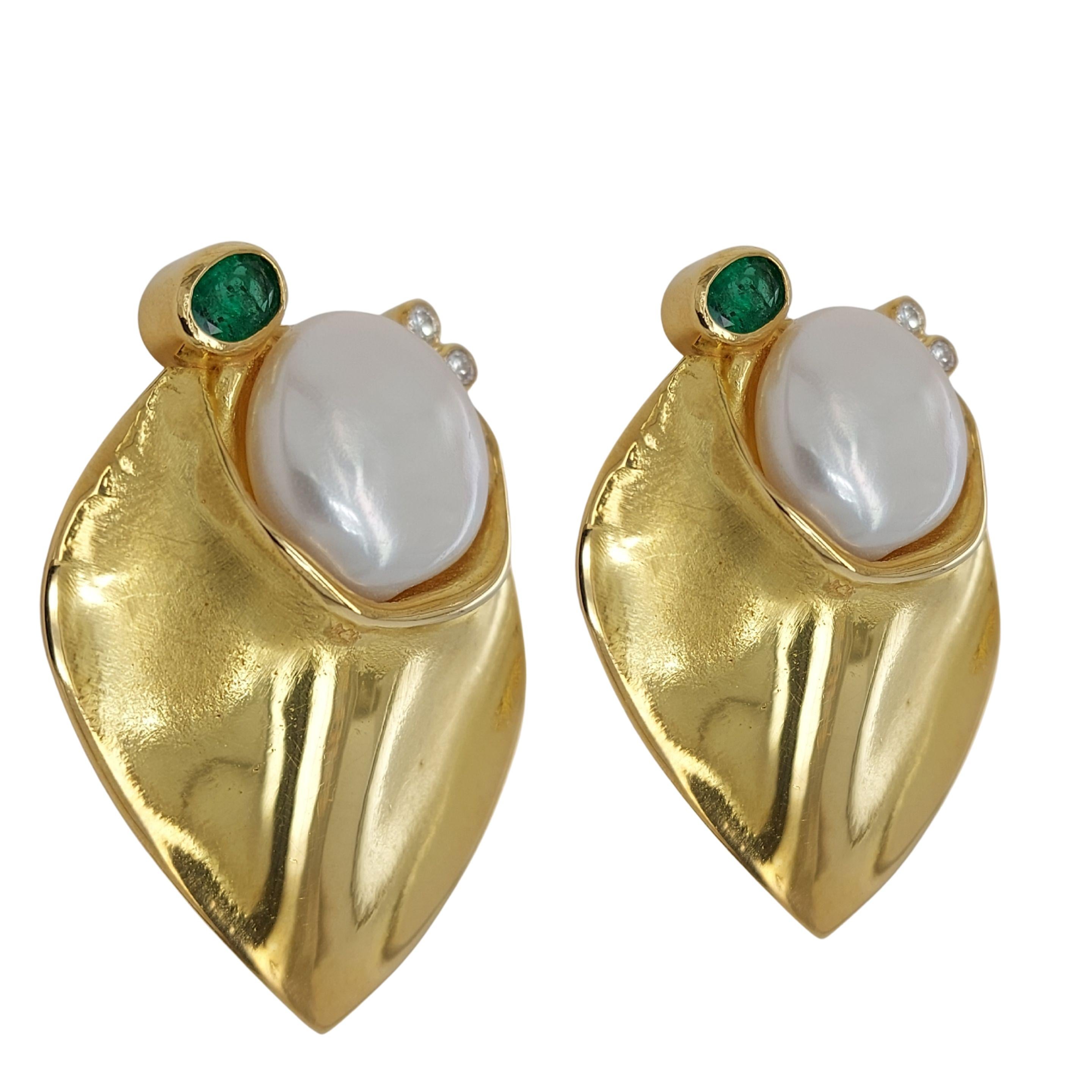 Artisan De Saedeleer Clips d'oreilles en or jaune 18 carats avec diamants, émeraudes et perles en vente