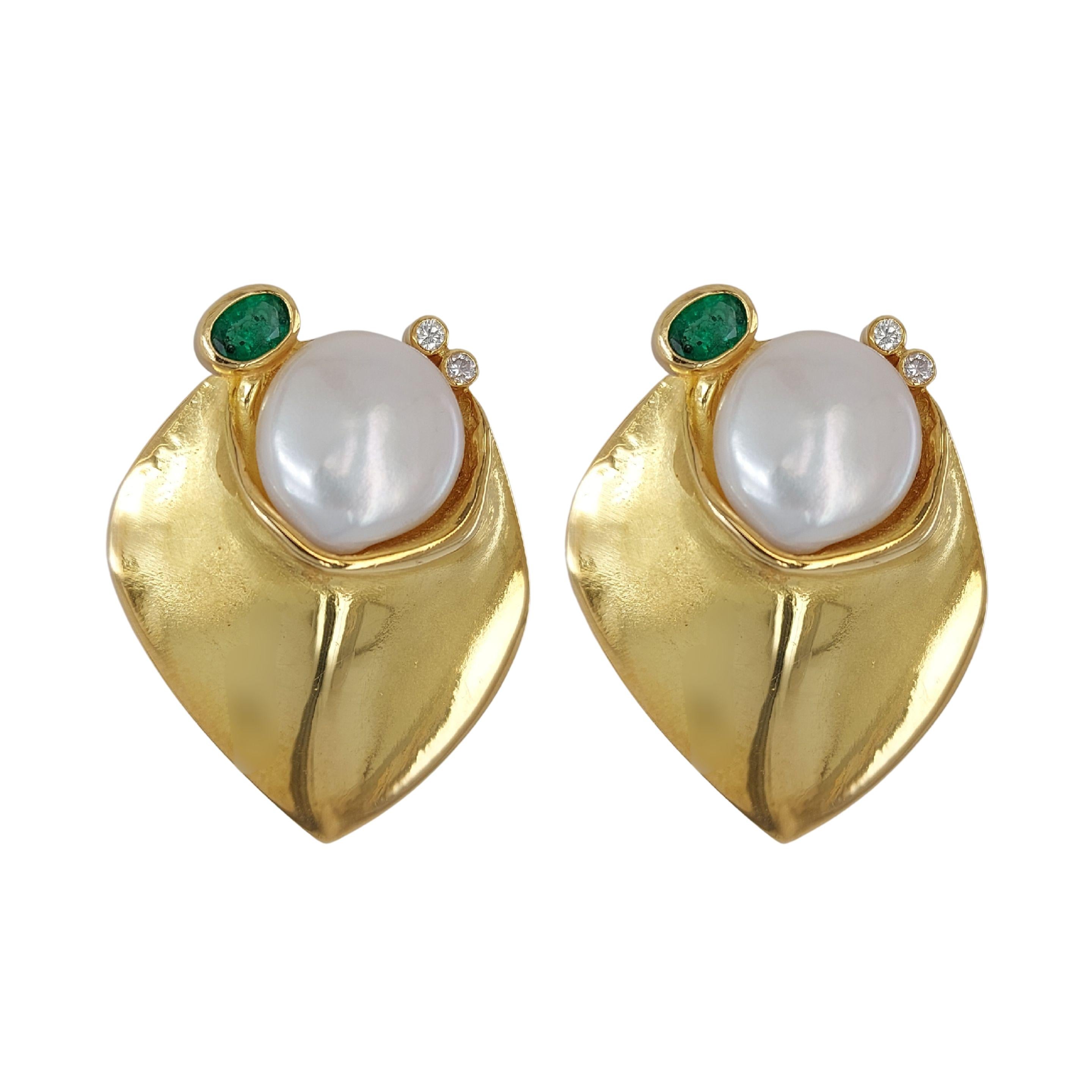 Taille brillant De Saedeleer Clips d'oreilles en or jaune 18 carats avec diamants, émeraudes et perles en vente