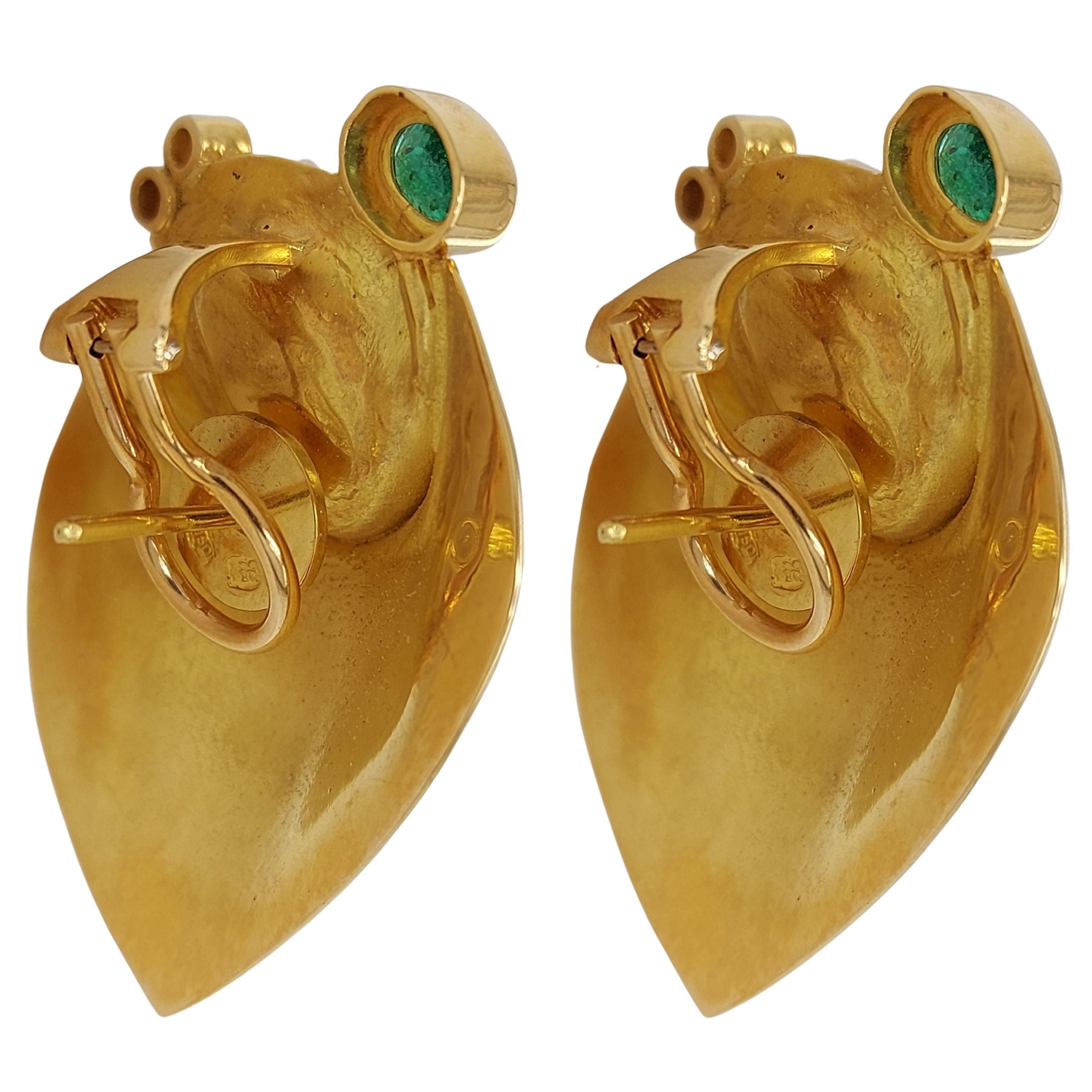 De Saedeleer Clips d'oreilles en or jaune 18 carats avec diamants, émeraudes et perles Neuf - En vente à Antwerp, BE