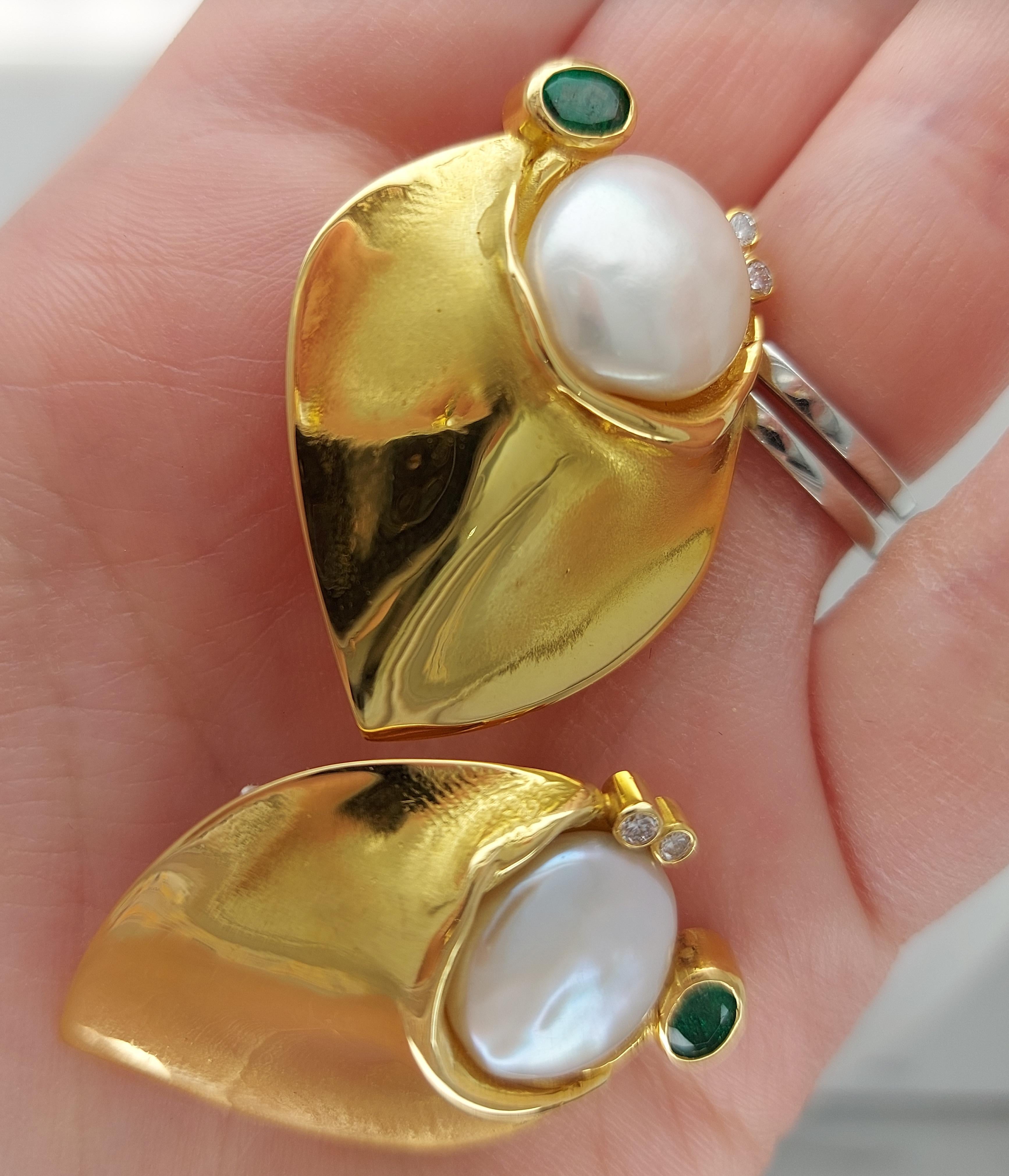 De Saedeleer Clips d'oreilles en or jaune 18 carats avec diamants, émeraudes et perles Pour femmes en vente