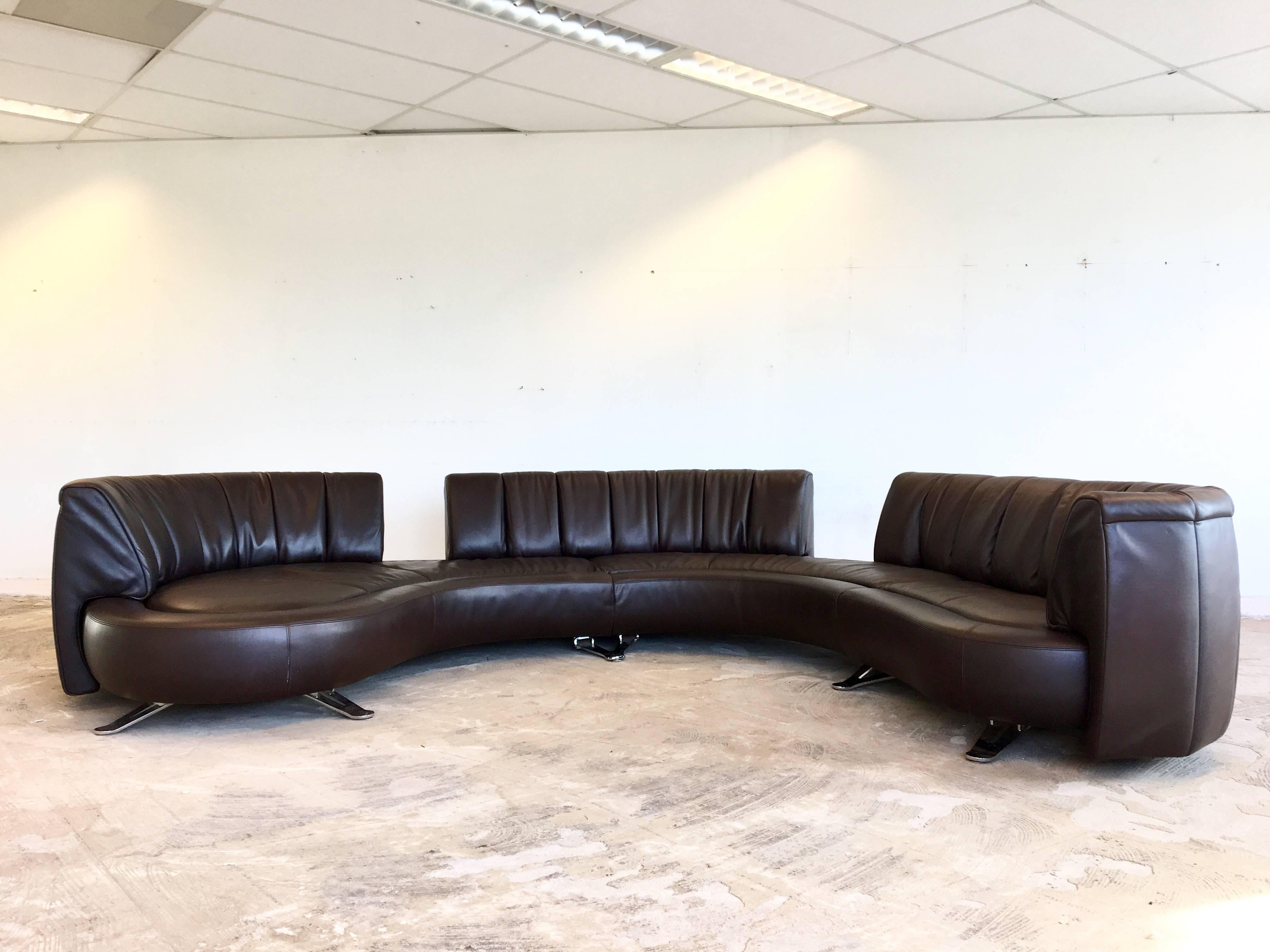 De Sede, Brown Leather Landscaped Sofa, Modell DS-1064 von Hugo de Ruiter, 2008 (Schweizerisch) im Angebot