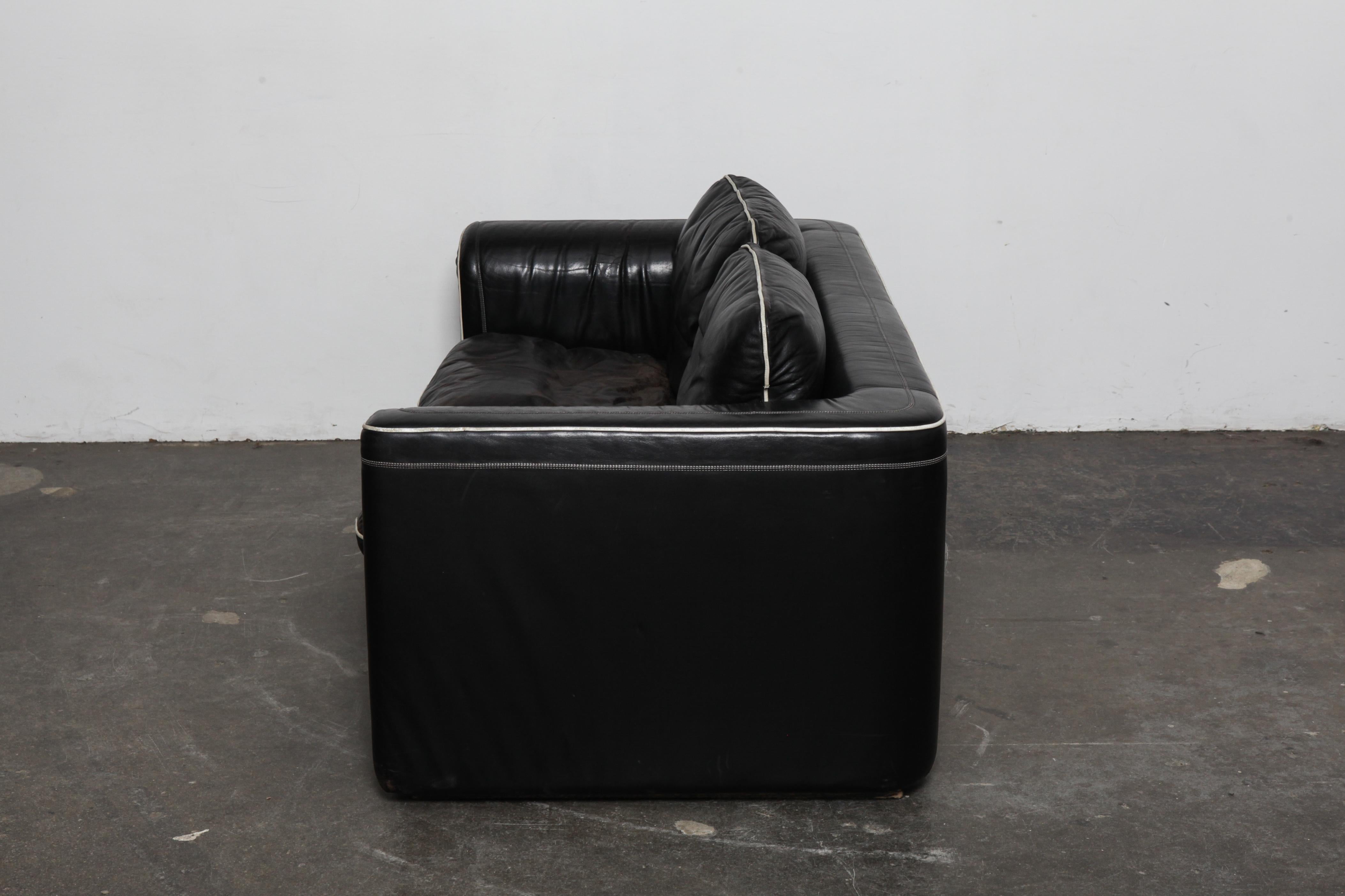 Swiss De Sede 1980s Black Leather 2-Seat Sofa For Sale